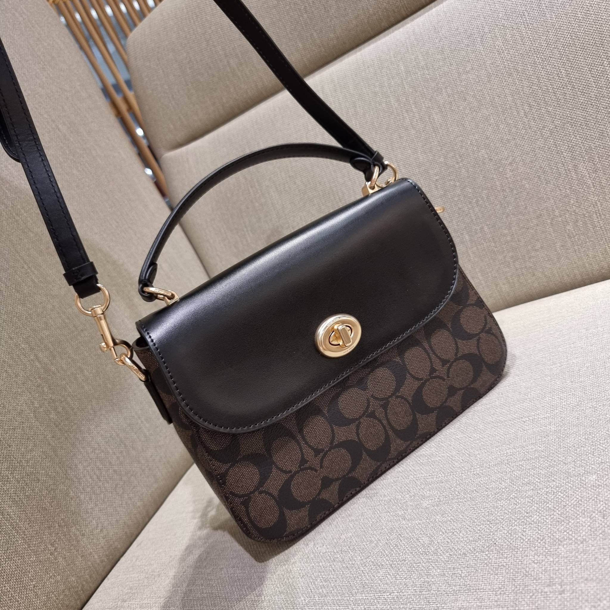 COACH C1765 MARLIE TOP HANDLE SATCHEL IN SIGNATURE CANVAS กระเป๋าถือ/สะพายข้าง มีดีไซน์ยูนีค โดดเด่น ตกแต่งโลโก้ด้านข้างอะไหล่ทอง สวยคลาสสิคด้วยวัสดุแคนวาสสลับหนังแท้ เปิด-ปิดด้วยตัวล็อคแน่นหนา ภายในเป็นช่องโล่ง ใส่ของได้ครบครัน มาพร้อมหูจับในตัวและสายสะพ