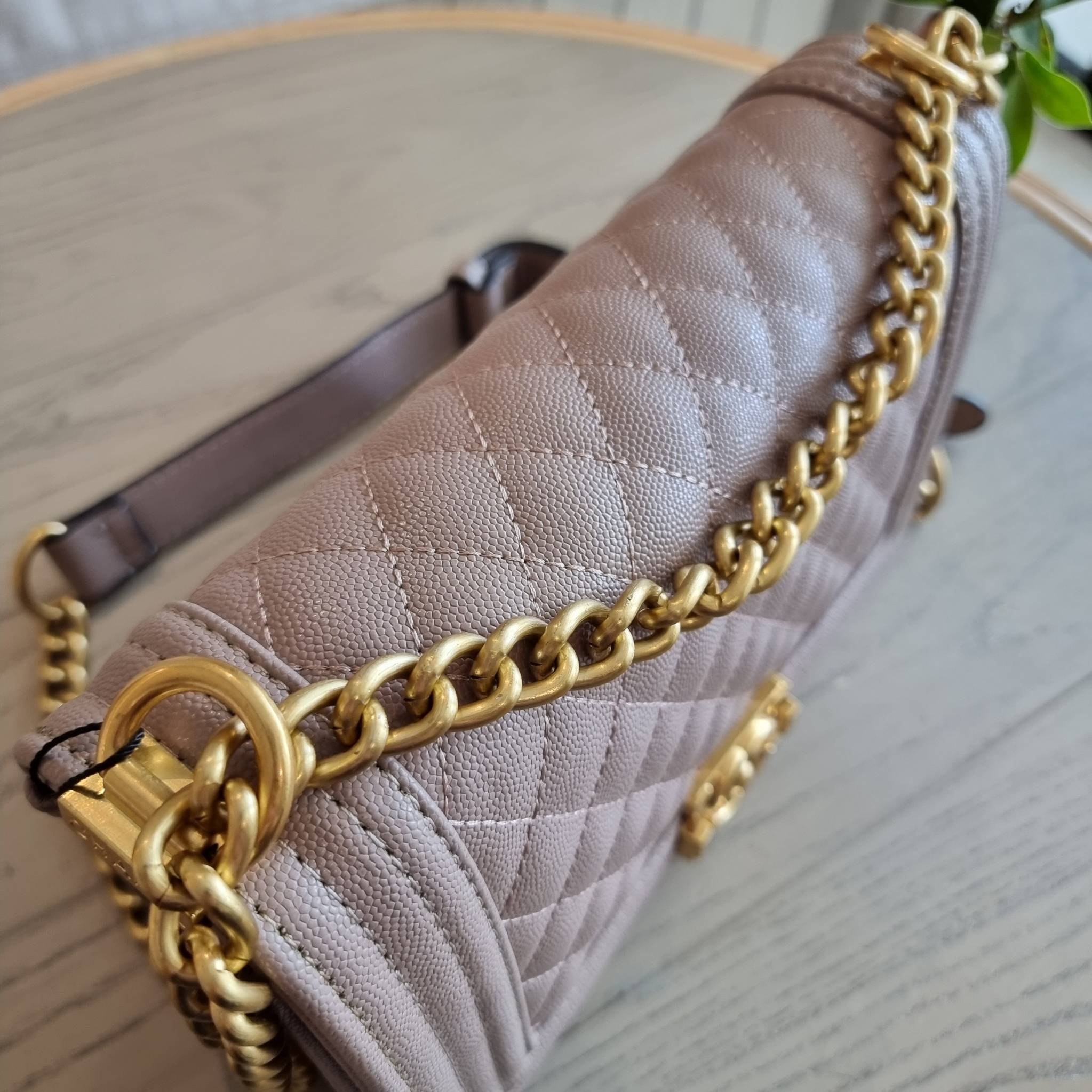 Chanel Boy 10" พร้อมส่งที่ไทย รุ่นสุดฮอต อะไหล่สีทองสุดหรู วัสดุหนังลายคาร์เวีย ทรงคลาสสิคที่สาวๆห้ามพลาด!! ในราคาสุดคุ้ม เปิด-ปิดกระเป๋าด้วยตัวล็อค ภายในโล่งกว้าง ไซส์ใหญ่ใส่ของได้เยอะ มีช่องแยกในกระเป๋า มาพร้อมสายสะพายโซ่สลับหนังรองบ่า (ถอดได้-ปรับ