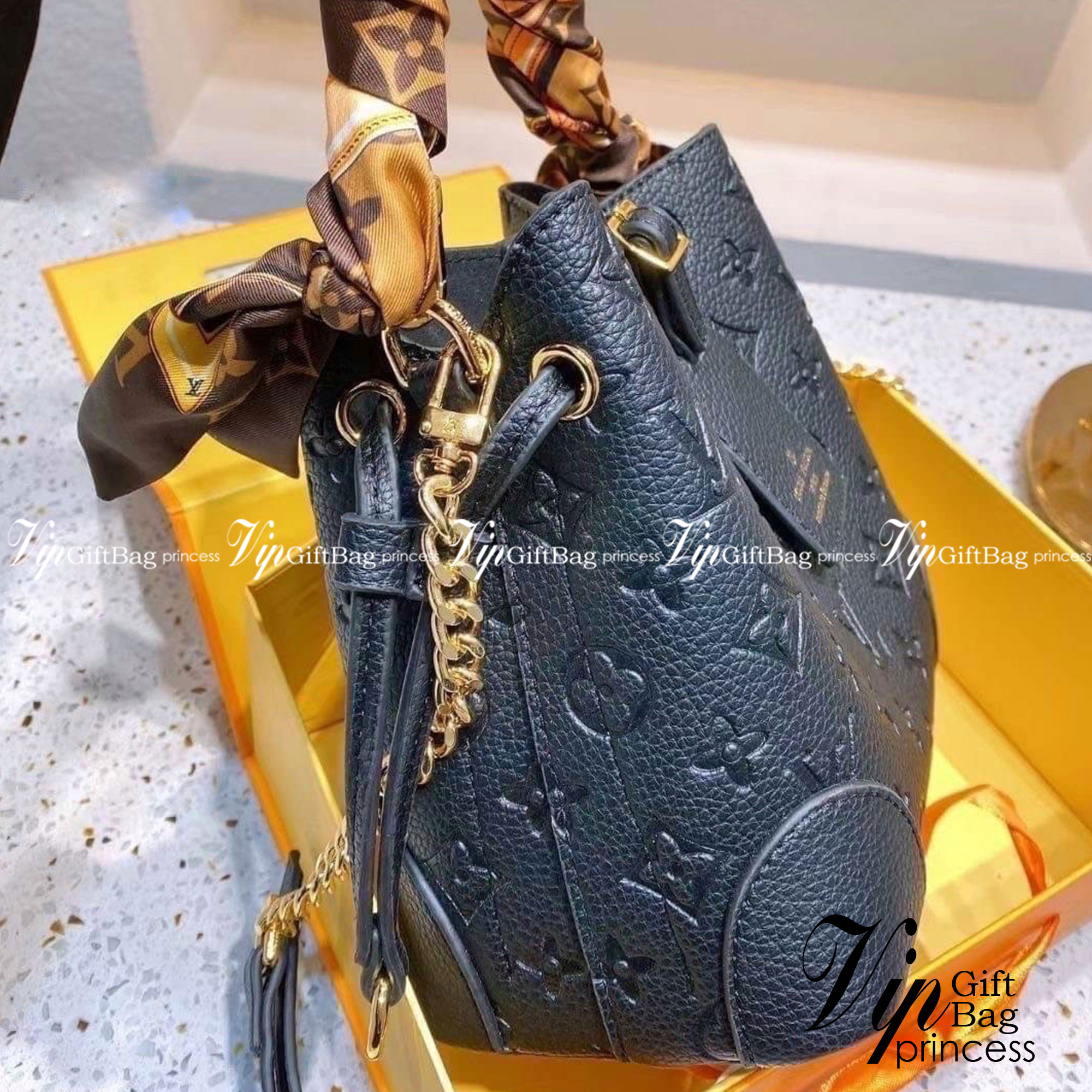 LV NeoNoe Beloved Monogram กระเป๋าสะพายทรงหรูหรา มีสไตล์ เป็นเอกลักษณ์ลงตัวสมบูรณ์แบบ จุของได้เยอะมาก งานปั้มลายโมโนแกรมเต็มใบ ใบจริงสวยมากกกก ได้สวยก่อนใคร ต้องจัดแล้วจ้า พร้อมส่งความสวยที่นี่ ที่เดียว!!