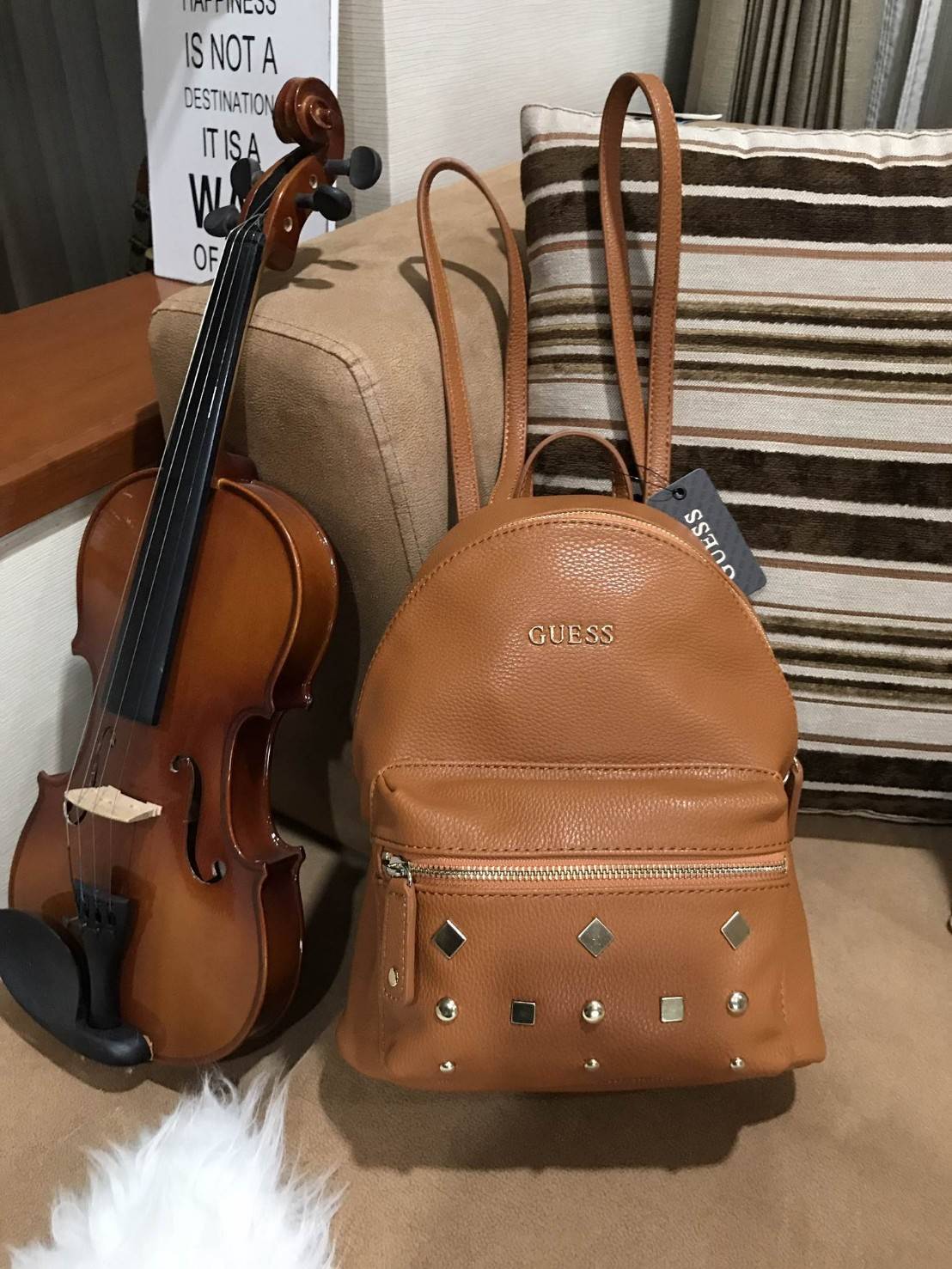 GUESS CANSON BACKPACK ของแท้❗️กระเป๋าเป้หนังเนื้อนิ่มสัมผัสคล้ายหนังแท้ ด้านหน้าแต่งหมุดกิ๊ปเก๋ เปิดปิดด้วยซิปสะดวกใช้ ด้านในบุผ้าแบรนด์ มีช่องใส่ซิปและช่องใส่ของจุกจิก ขนาดกำลังดีค่ะ น้ำหนักเบา สีสวย สายสะพายปรับได้ฟรีเลยค่าใบนี้ แนะนำมากๆค่า