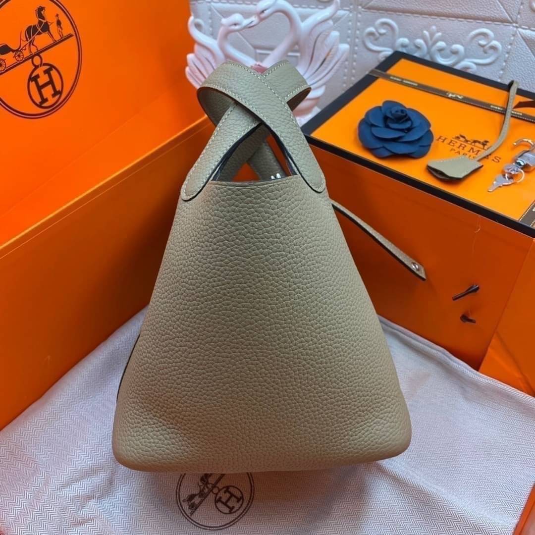 หนังแท้ Hermes Picotin Lock 18 bag กระเป๋าถือแบรนด์หรูระดับโลก งานเกรดออรินอล หนังแท้ทั้งใบ หนังมีลายทอริลลอนคล้ายของจริง มาพร้อมตัวล็อคเคลลี่ Kelly lock รูปทรงเรียบแต่หรู ใช้งานได้ทุกโอกาส ถือง่าย ใช้งานง่าย ภายในโล่งกว้าง ภาพสินค้าถ่ายจากงานขายจริง ใช้ง