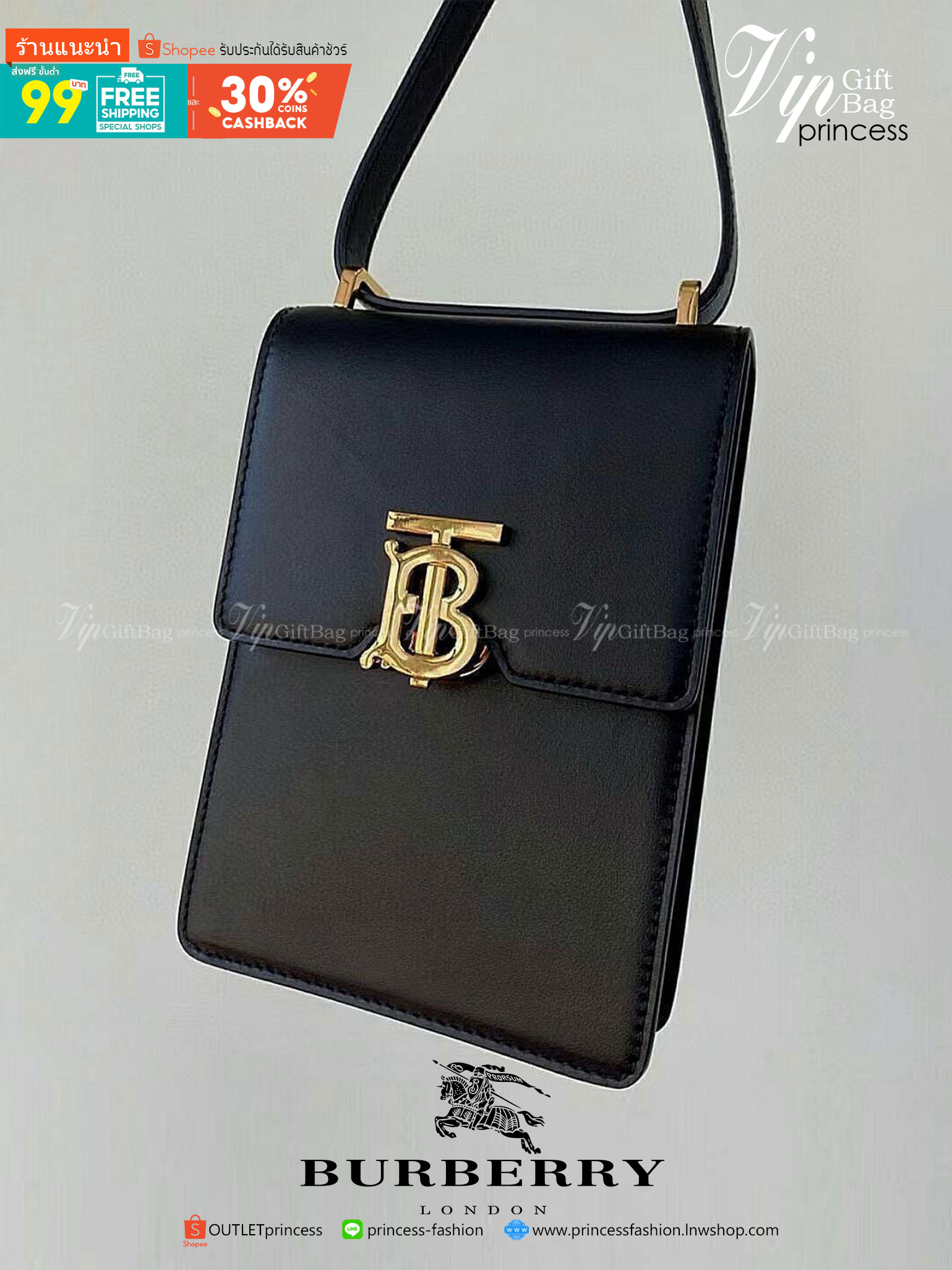 พรีเมี่ยมกิ๊ฟแท้ 100% 】BURBERRY FRAGRANCES CROSSBODY BAG VIP GIFT WITH PURCHASE (GWP) กระเป๋าสะพายพรีเมี่ยมกิ๊ฟ Limited Edition จากน้ำหอม BURBERRY DUTY FREE วัสดุ Canvas Cotton & Leather ทรงเหลี่ยมแนวตั้งดีไซน์สวยหรูอยู่ทรงมีโลโก้แบรนด์ด้านหน้า เปิดปิดด้ว