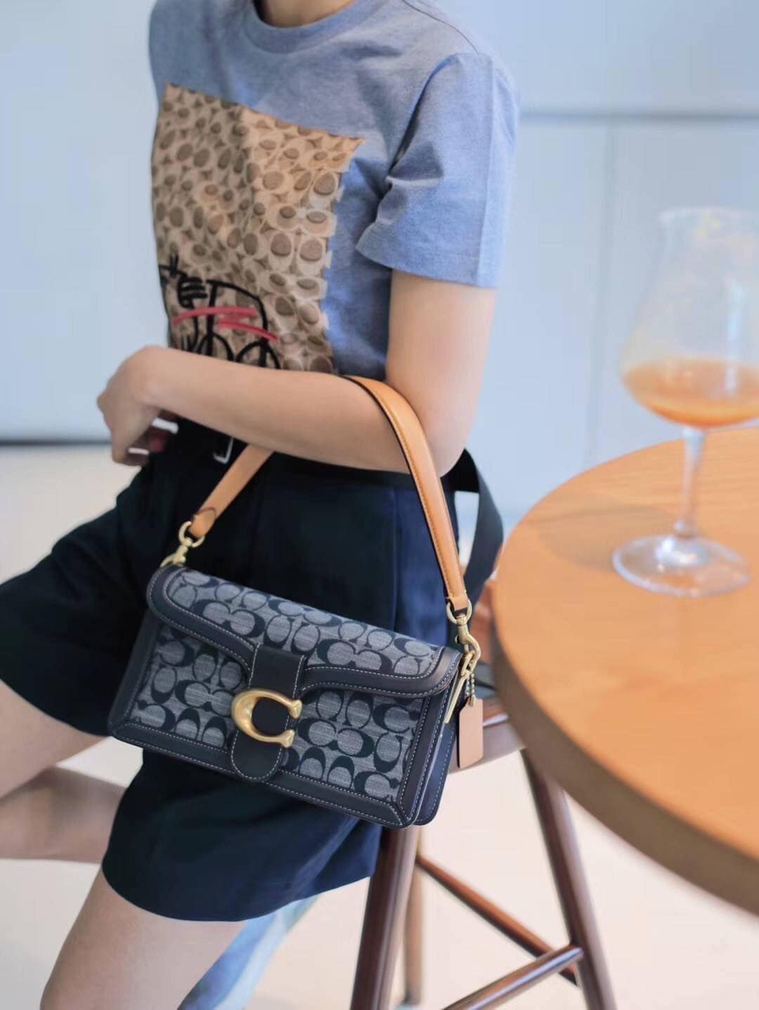 COACH Tabby Shoulder Bag 26 In Signature Chambray กระเป๋าหิ้วได้//คล้องไหล่ได้//สะพายข้างได้ วัสดุผ้าแคนวาสทอลายอย่างดี+หนังแท้ค่ะ เปิดปิดกระเป๋าแบบกระดุมแม่เหล็ก มีอะไหล่แบรนด์ตัวใหญ่ด้านหน้าหรูหราเลยทีเดียว ภายในกระเป๋ามีช่องหลักใส่ของ2ช่อง สามารถใส่กระ