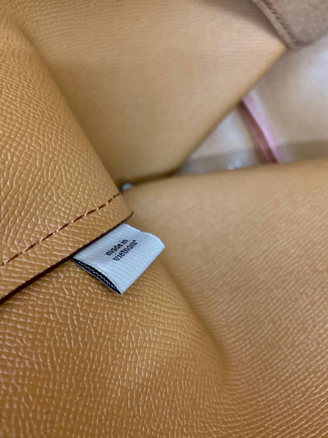 COACH TOWN TOTE SIGNATURE BAG((76636)) พร้อมส่งอีกครั้ง! กระเป๋าใบใหญ่หนังแท้ สวยงามค่ะ ป้ายอะไหล่แบรนด์แบบโลหะสีทองสวยหรูมากๆ เปิดปิดกระเป๋าแบบกระดุมแม่เหล็ก ใช้งานง่าย ภายในกว้างมากๆค่ะบอกเลย สาวๆที่สัมภาระเยอะหายห่วงค่ะ พร้อมช่องกระเป๋าซิปให้ใส่มือถือห