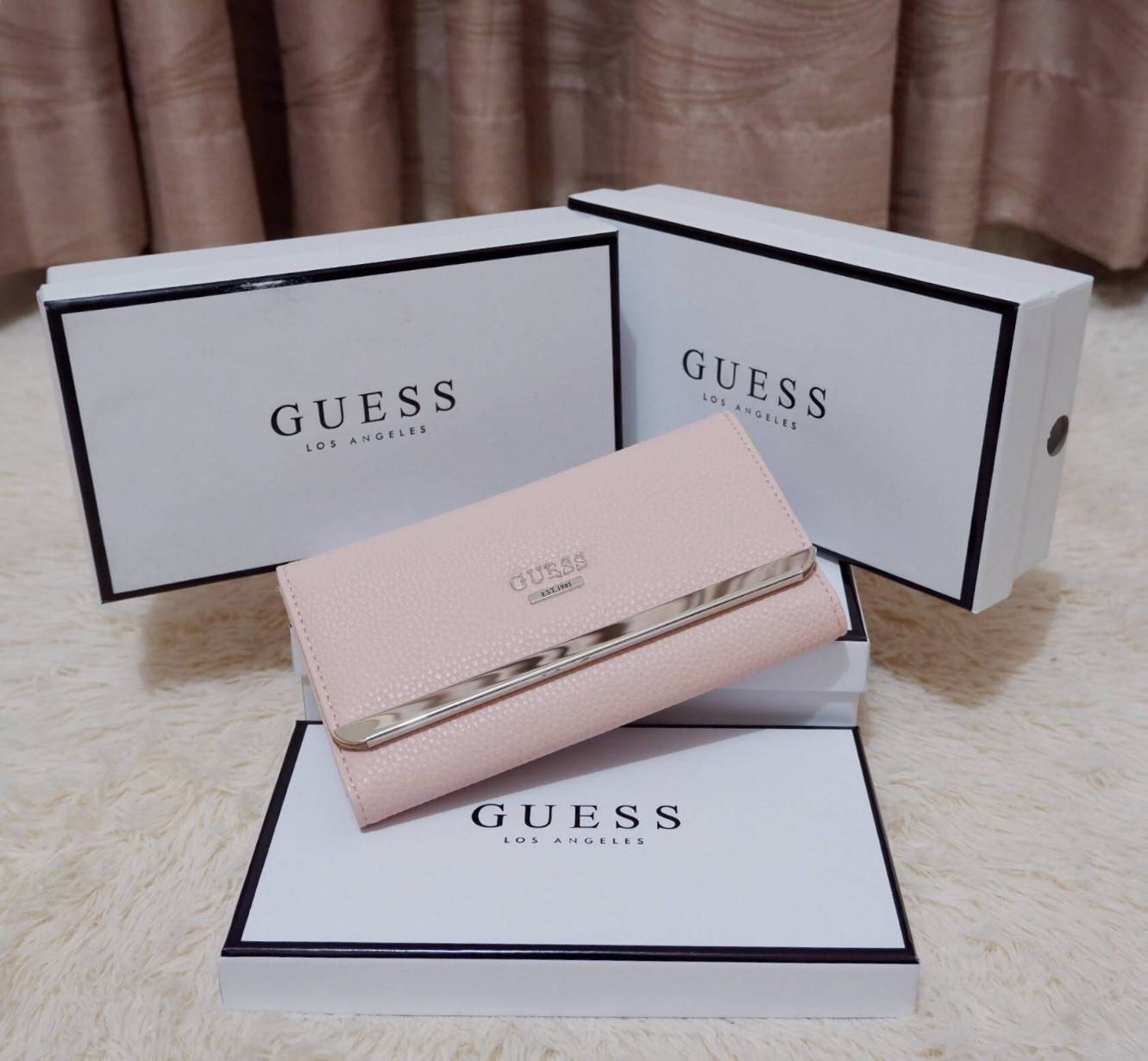 GUESS FACTORY WOMEN'S WALLET กระเป๋าสตางค์ใบยาว3พับดีไซน์สวยรุ่นใหม่ล่าสุดวัสดุหนังนิ่มขึ้นลายริ้วด้านหน้าประดับโลโก้แบรนด์สวย เปิดปิดด้วยฝาปิด ภายในมีทั้งช่องใส่รูป ช่องใส่ธนบัตร แบงก์พัน และช่องใส่บัตรหลายช่องแยกเป็นสัดส่วน ภาพถ่ายจากสินค้าจริงสวยน