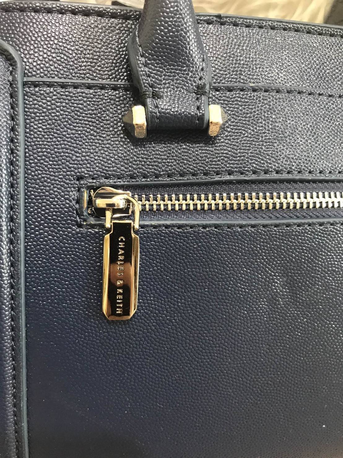 คาเวียร์อะไหล่เงิน DON'T MISS! BEST SELLER! CHARLES & KEITH STRUCTURED TRAPEZE BAG 2018 กระเป๋าถือหรือสะพายรุ่นยอดนิยมดีไซน์สวยหรูวัสดุหนังคาเวียร์อยู่ทรงด้านข้างเเต่งหนังช่องตัดดูมีดีเทล ด้านหน้าสกรีนโลโก้ ด้านหลังมีช่องซิป เปิดปิดด้วยซิปหัวซิปปั้มโ