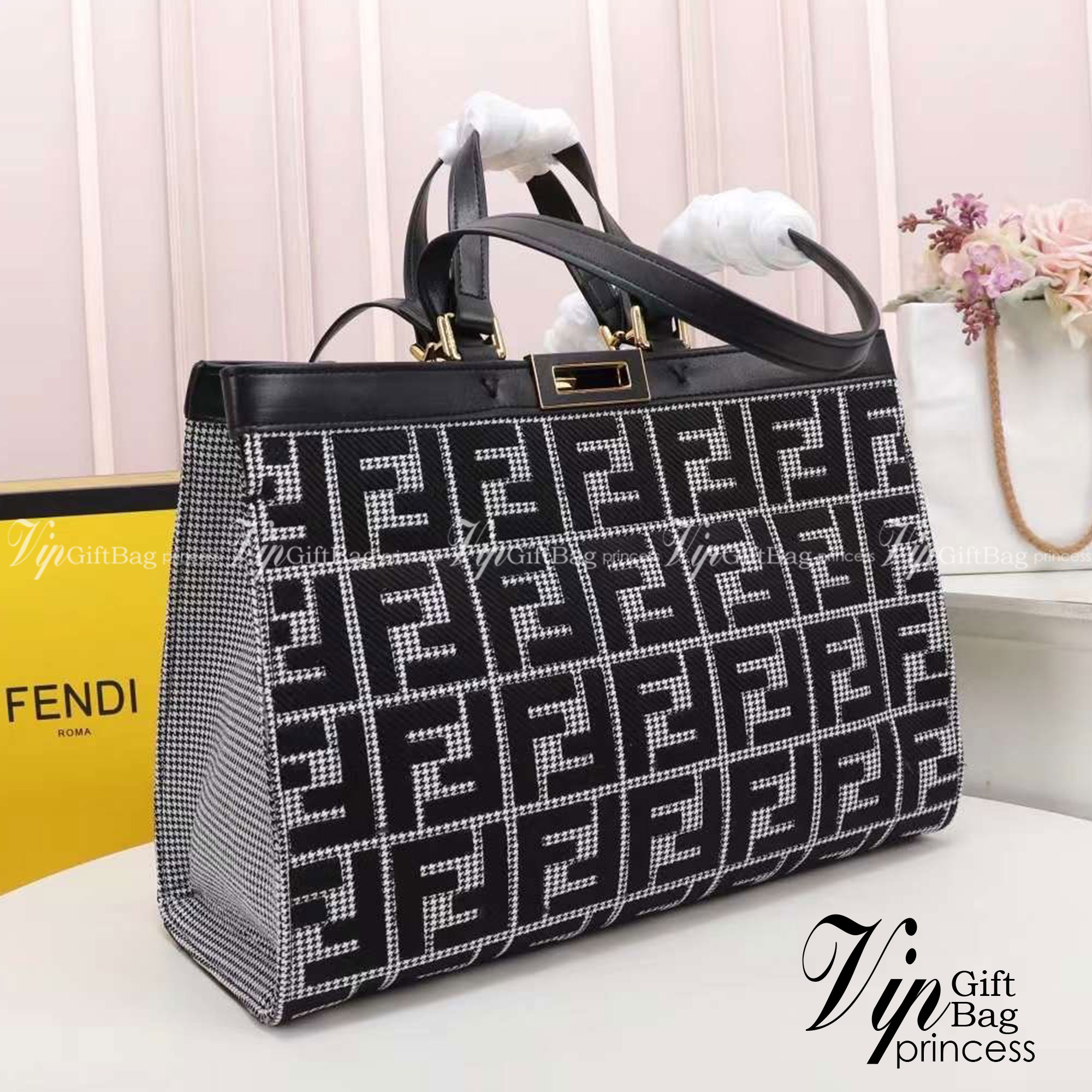 FENDI PEEKABOO X-TOTE BAG 40cm เกรดเทพออริจินอล FENDI MONOGRAM SHOPPING BAG สวยมงลงมากค่ะ กระเป๋าสะพายข้างได้ ถือได้ ใบใหญ่ลายโมโนแกรม FF สวยมากทรงนี้ใช้เป็น everyday bag ได้ จุใจใส่ของได้เยอะ ตัวกระเป๋าผลิตจากผ้าทออย่างดี อยู่ทรงสวย ภายในโล่ง สวยหรู ดูดี