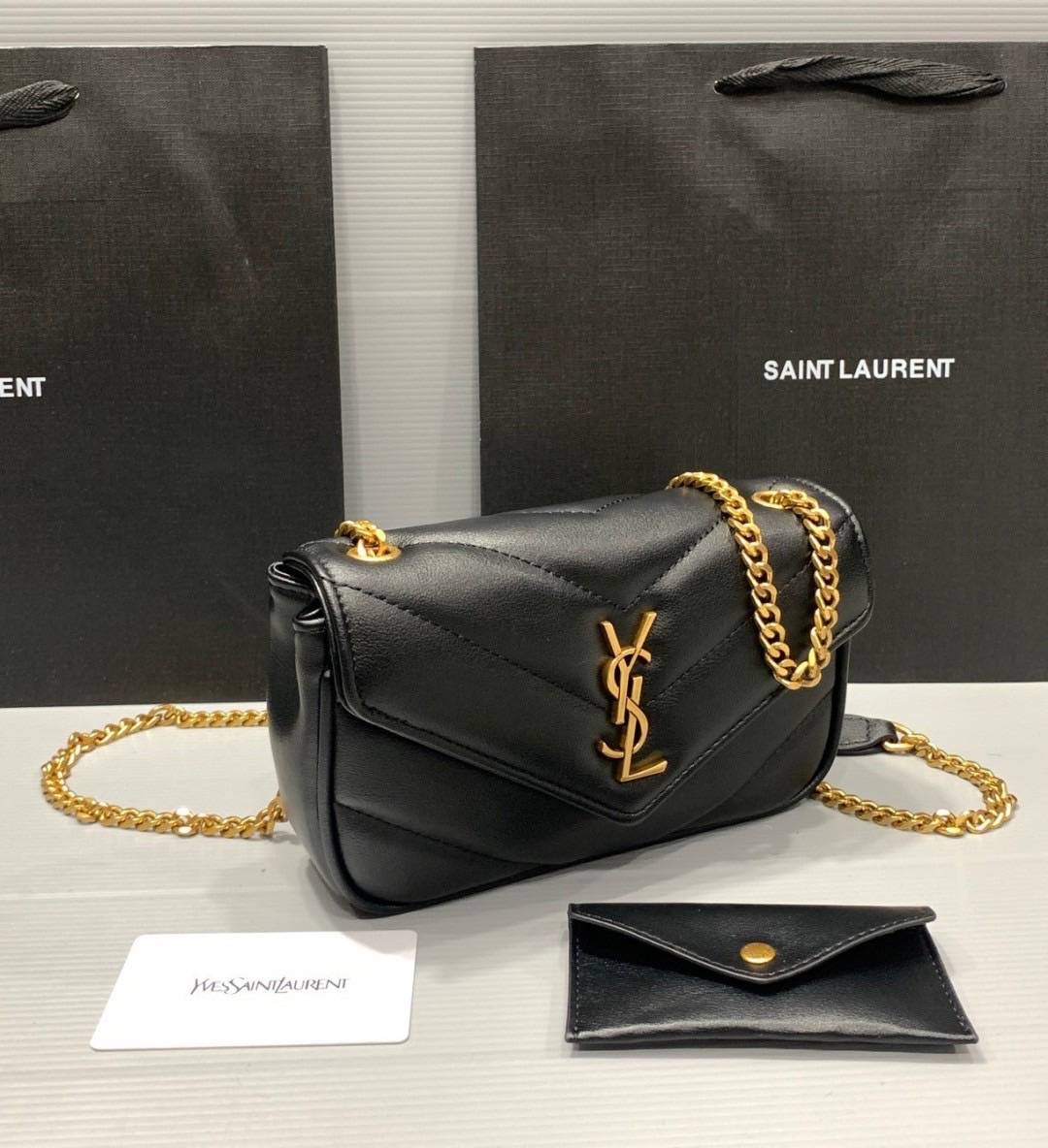 ORI | หนังแท้ 20cm YSL loulou mini in matelassé กระเป๋าสะพายทรงสวยคลาสสิค มาพร้อมใบเล็กใส่การ์ด งานหนังแท้สมผัสนุ่มมือตะเข็บเย็บลายเชฟรอนสวยเป็นเอกลัษณ์