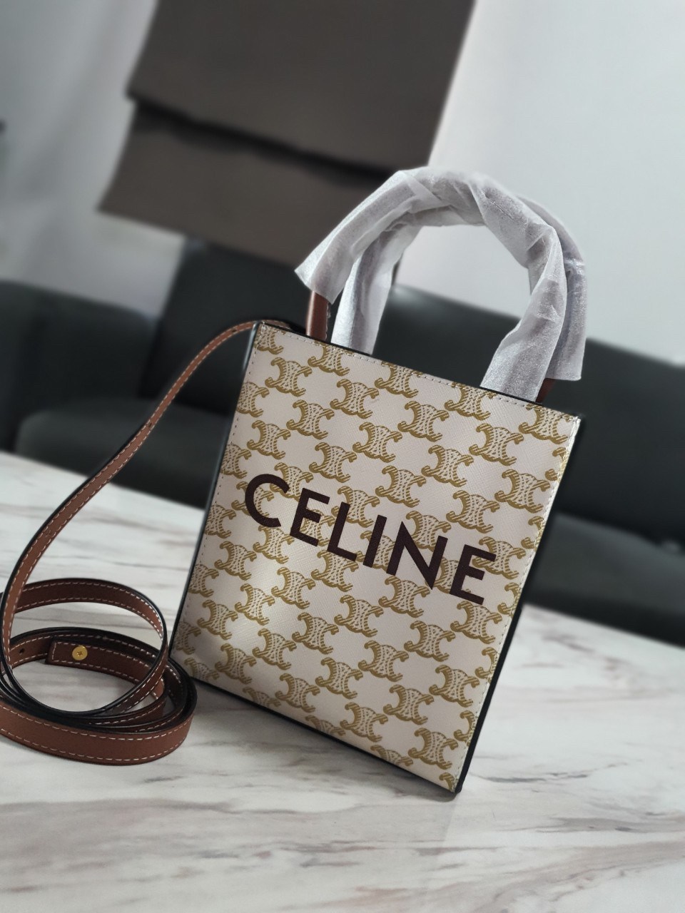 พรีเมี่ยมกิ๊ฟแท้ 100% 】CELINE HAND CARRY AND CROSSBODY BAG VIP GIFT WITH PURCHASE (GWP) พรีเมี่ยมกิ๊ฟ Limited จาก CELINE HAUTE PARFUME DUTYFREE COUNTER วัสดุ COATED CANVAS ดีไซน์ทรงเหลี่ยมสวยหรูสุดคลาสสิคในสไตล์สาว Lisa หนังสวยอยู่ทรงกันน้ำ