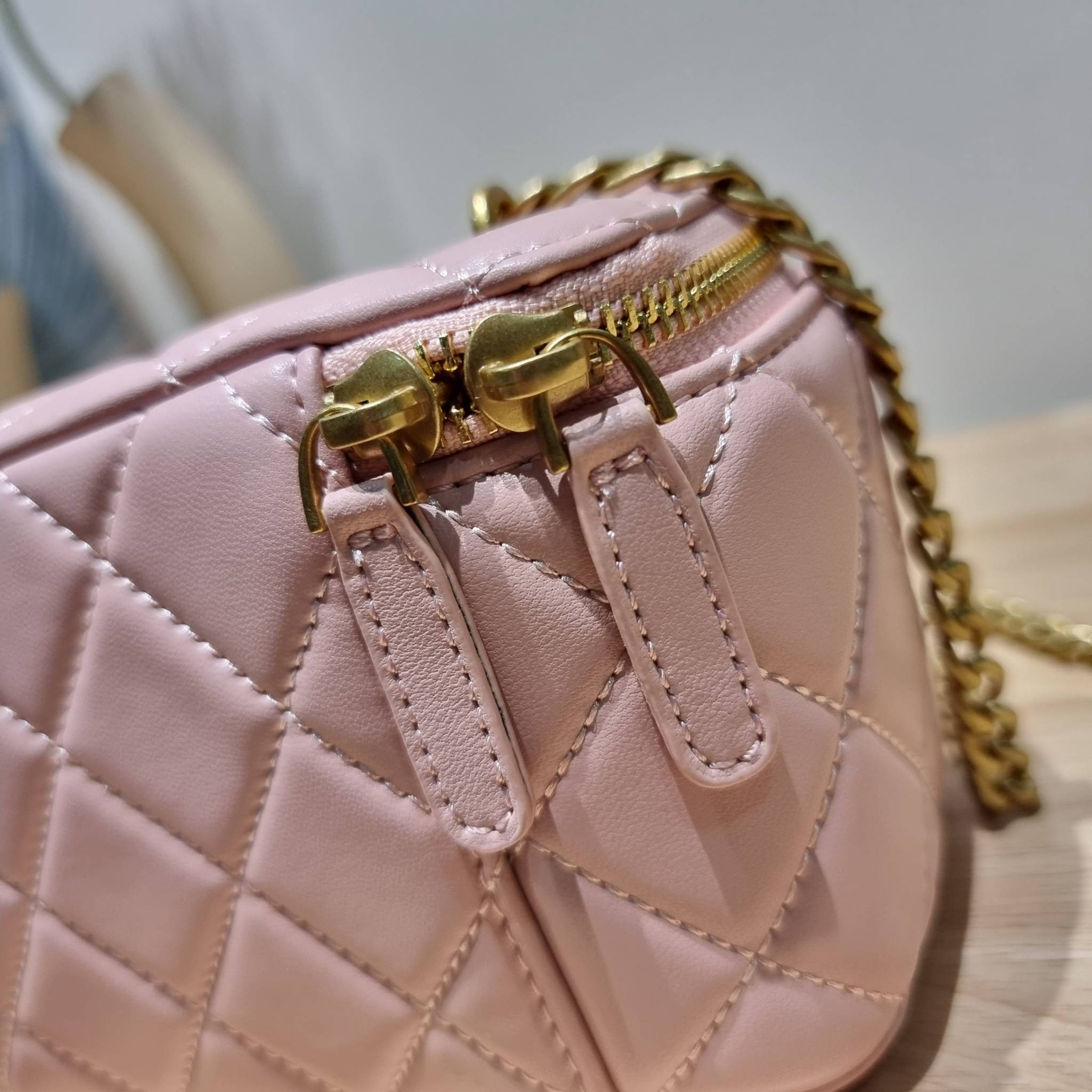 Chanel camellia vanity case bag พลาดไม่ได้เลยกับคอลสุดแซ่บ ดีไซน์ใหม่ 2023 นอกจากความคลาสสิคของรูปทรง ตัวอะไหล่ก็ยังปรับเพิ่มดีเทลความหรู ด้วยการใช้รูปดอกคามิเลียเอกลักษณ์มาเป็นตัวชูความแพง