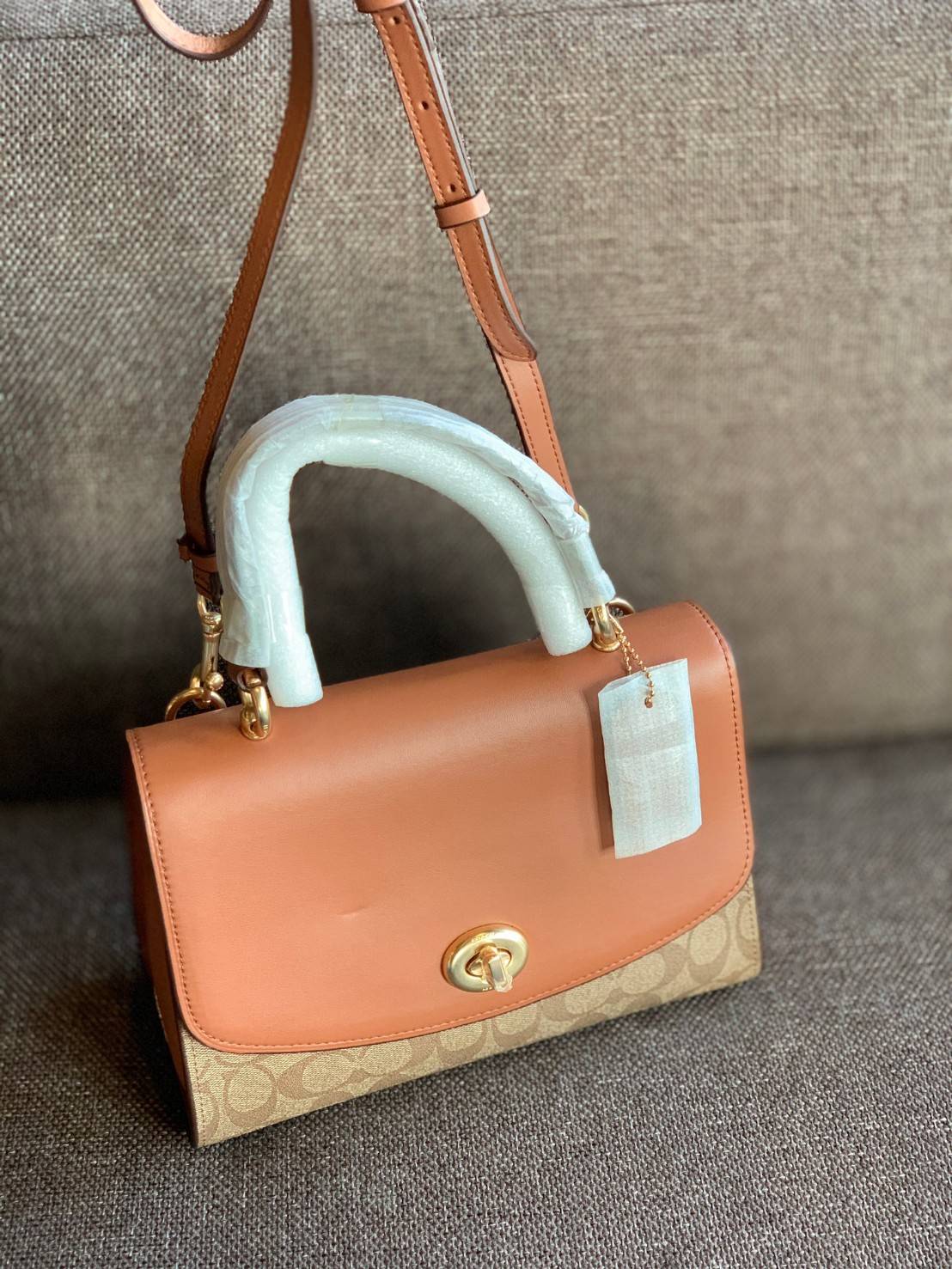 สวย หรู ดูดี รุ่นนี้กัยเลยค่า!! COACH TILLY TOP HANDLE SATCHEL IN SIGNATURE ((76620)) พร้อมส่งความสวย ห้ามพลาดค่ะ! กระเป๋าหิ้ว//คล้องมือ//สะพายข้างได้ ทรงสวย หนังแท้เรียบ+ลายCได้สวยงามค่ะ เปิดปิดกระเป๋าแบบหมุนล็อค ภายในมีช่องหลักใส่ของ2ช่อง สามารถใส่กระเป