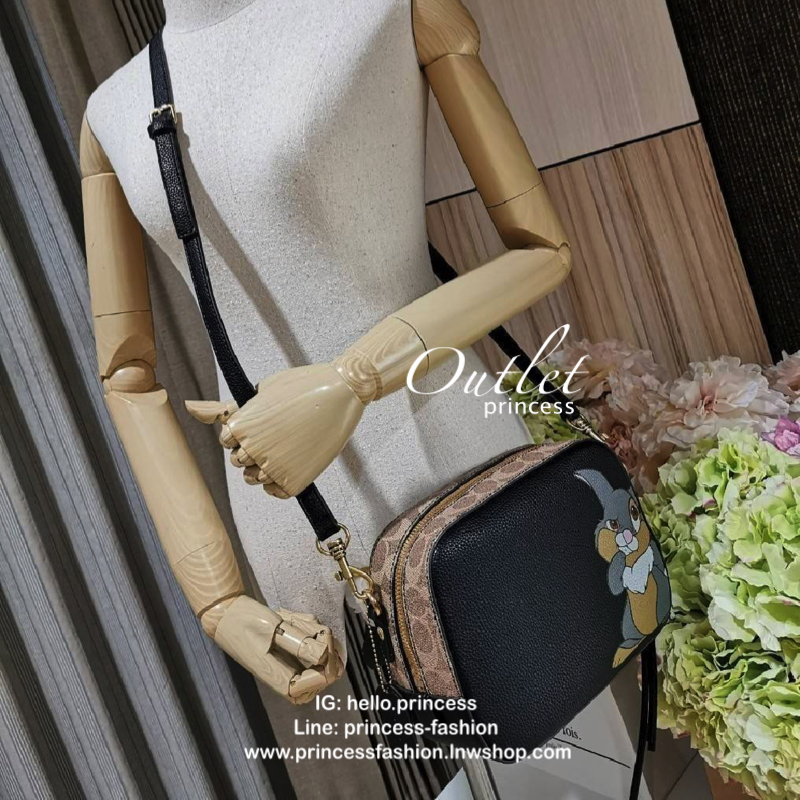 DISNEY X COACH Crossbody Bag 2019 New collection & Limited collection กระเป๋าสะพายขนาดกำลังน่ารัก วางอยู่ทรง วัสดุหนัง ลายตัวการ์ตูน Disney 3 charactors เปิดปิดด้วยซิป ภายในโล่ง ใส่ wallet ยาว มือถือได้ทุกรุ่นมีช่องเล็ก และช่องซิป พร้อมสายสะพายยาว ถอด ปรั