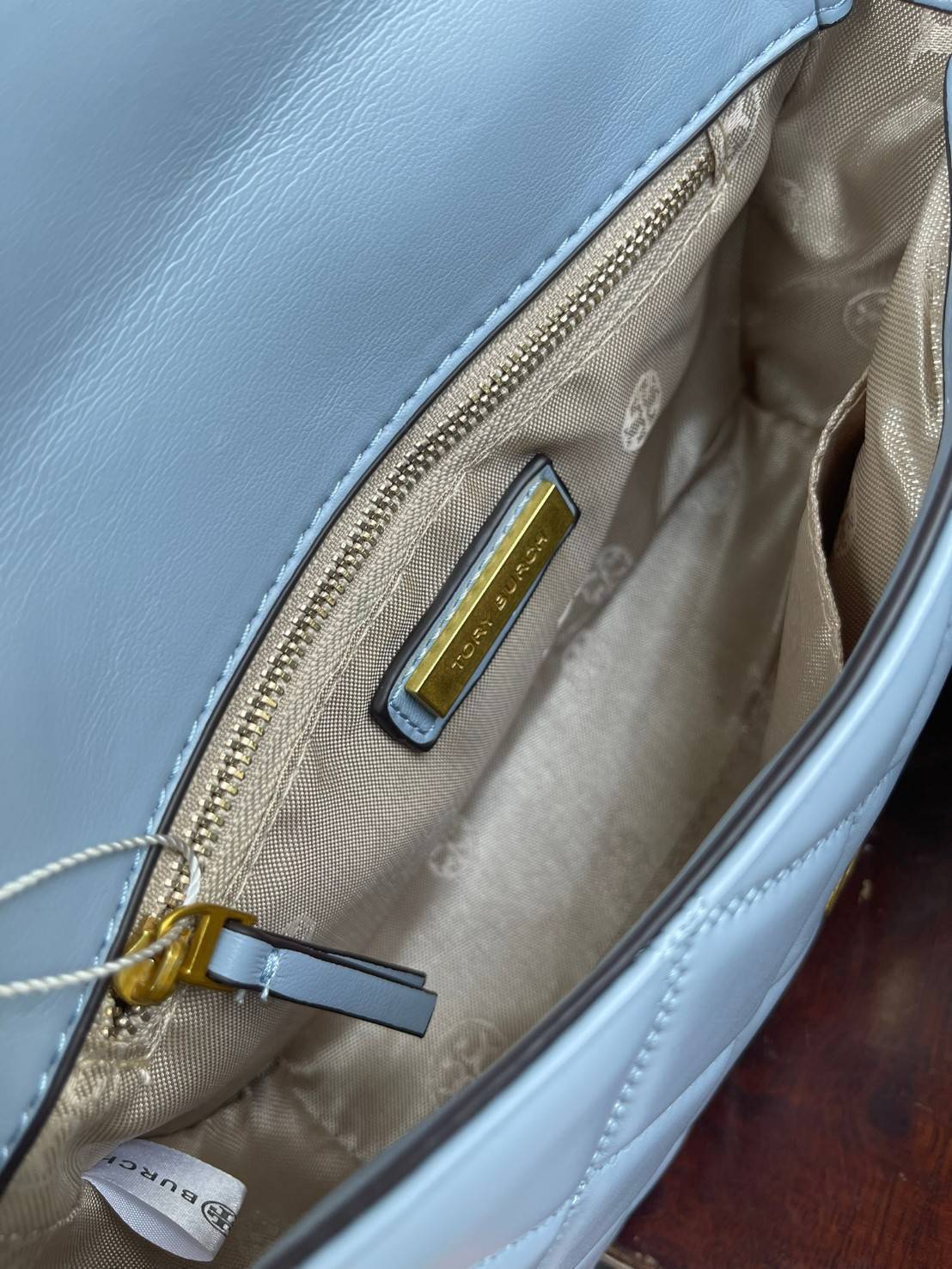 Tory burch crossbody and mini top handle Bag กระเป๋าถือที่มีดีไซน์แสนจะธรรมดาแต่ให้ลุดสุดชิด โดยลวดลายการเดินด้ายกระเป๋าที่มีรสนิยมดูแล้วคลาสสิค ตัวกระดุมของกระเป๋าเปิด-ปิดได้ง่าย หนังมีความนิ่ม จะถือก็ให้ความเก๋ได้อีกแบบ เหมาะกับการไปเที่ยวทั้งในวันสบาย