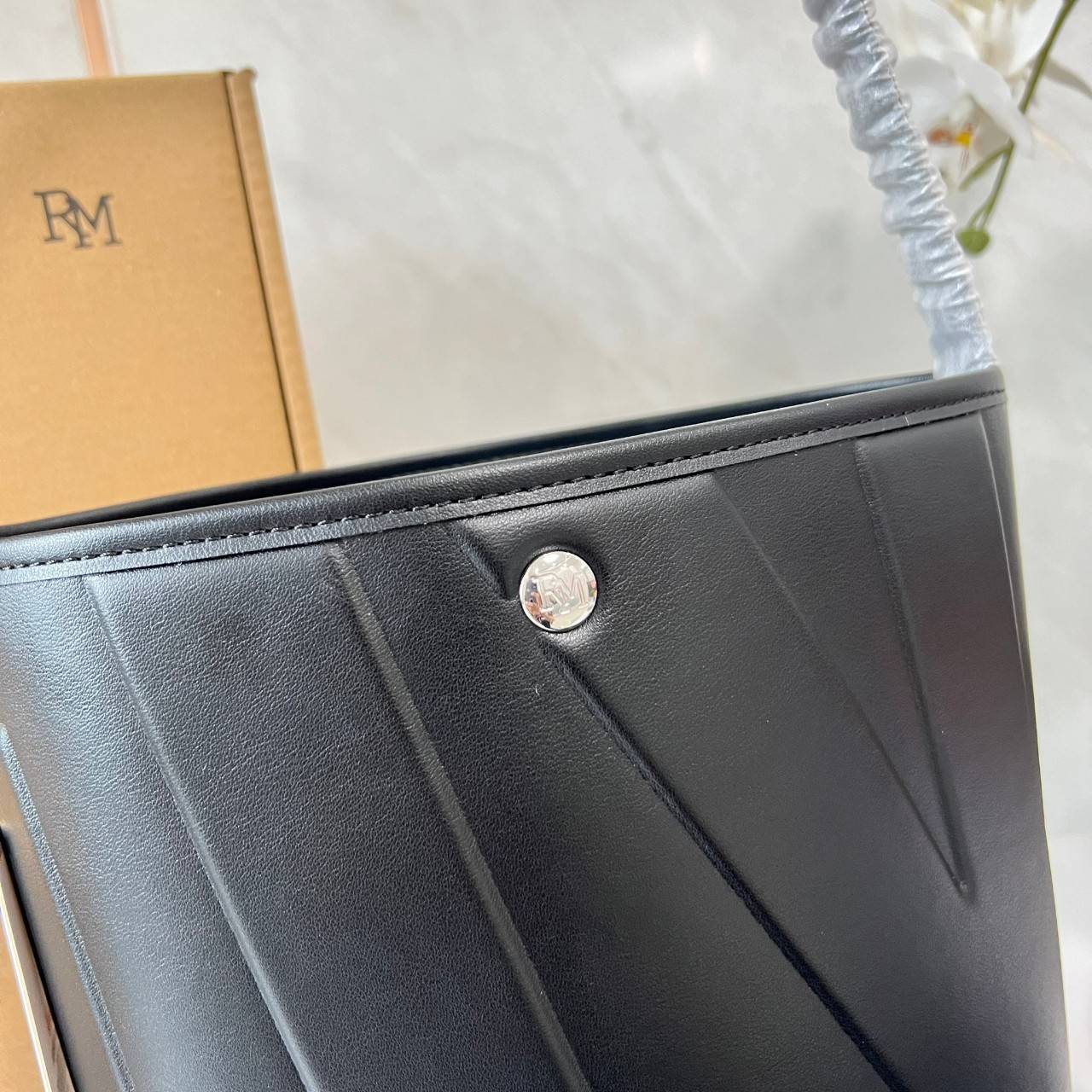 Rally The Bag Whisper กระเป๋าทรงบัคเก็ตงานหนังรุ่นใหม่ ฮอทติดลมบน มาแรงสะพายกันทั่วบ้านทั่วเมือง สายแบกสายขนห้ามพลาดจุของได้เยอะ รุ่นหนังผิวสัมผัสนิ่มมือ ทนทานและจุสิ่งของได้ครบครัน