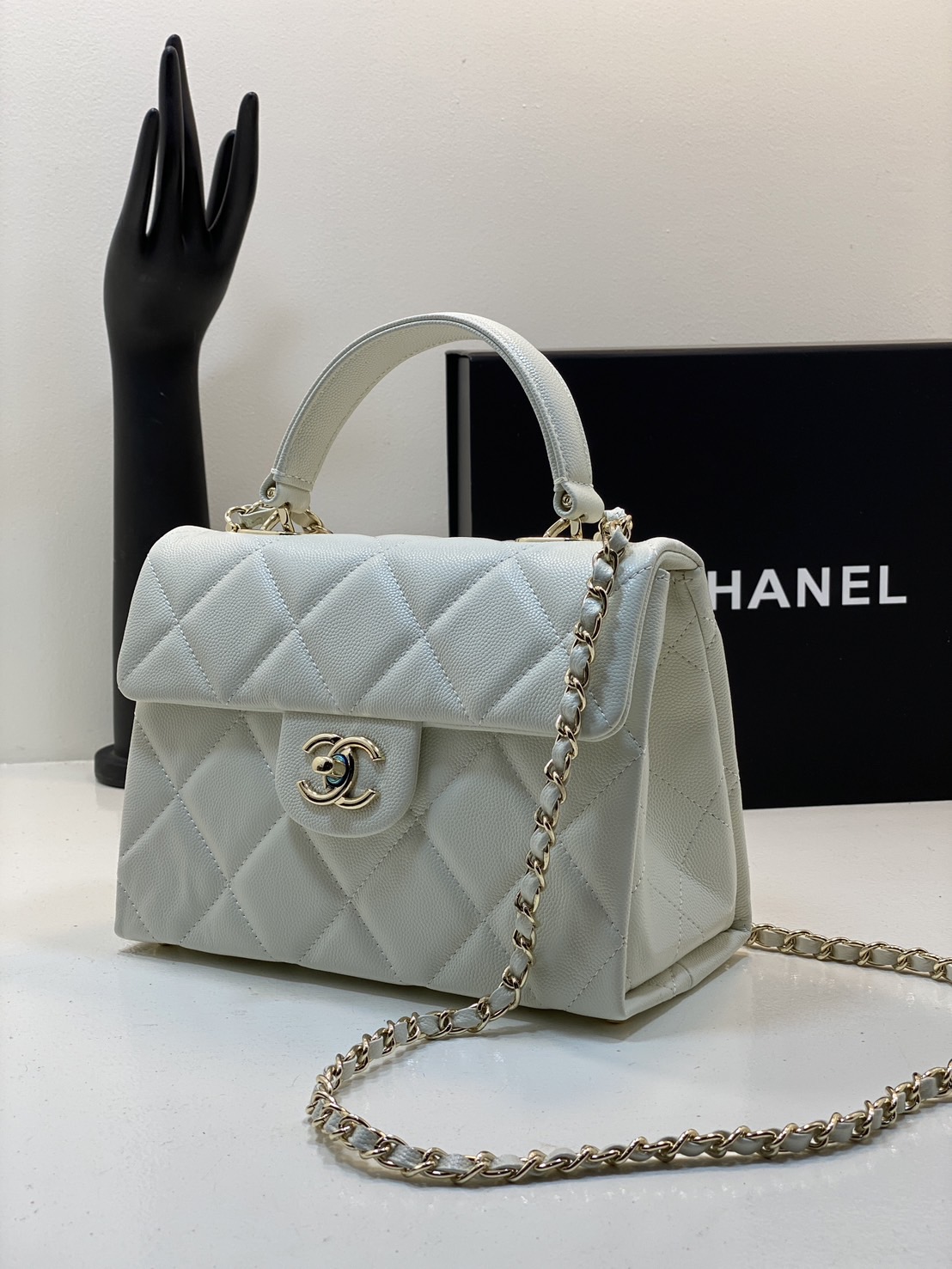 CHANEL 23S Classic Top Handle Flap Bag / Chanel Flap Bag With Top Handle กระเป๋าสะพายคลาสสิก สวยหรูตามเอกลักษณ์แบรนด์