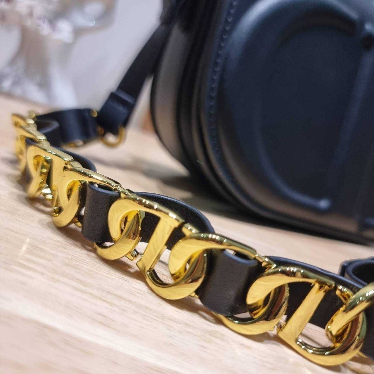 CD SIGNATURE BAG WITH STRAP กระเป๋าสะพายซิกเนเจอร์ ไอเท็มมาแรง ที่สวยแซ่บไม่มีไม่ได้เลย เกรดออริ 1:1 ใช้งานต่างประเทศได้