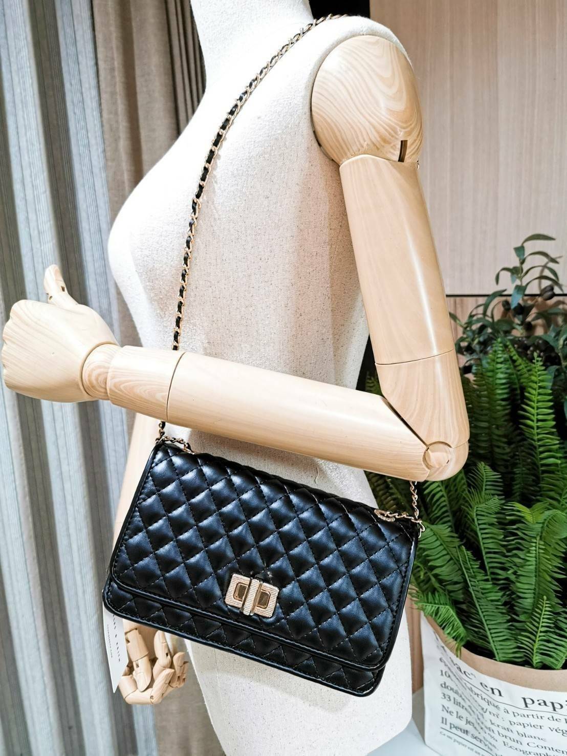 CHARLES & KIETH MINI CLUTCH BAG กระเป๋าสะพายทรงคลัชรุ่นยอดนิยมดีไซน์คลาสสิควัสดุหนังนิ่มลายตารางสวยอยู่ทรงขนาดมินิสไตล์ Chanel เปิดปิดด้วยตัวล๊อคแบบบิดอะไหล่ทอง ด้านหลังประดับโลโก้แบรนด์สวยดูดี มาพร้อมสายสะพายโซ่ร้อยหนัง Crossbody ได้สามารถซ้อนสายสะพายไหล