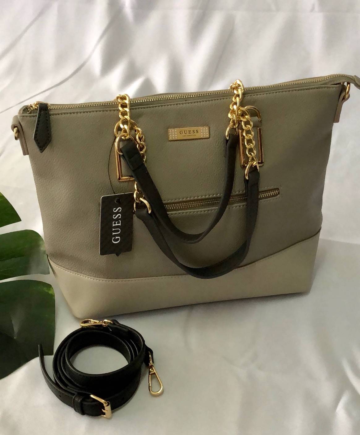 GUESS PU HANDBAG//SHOULDERBAG สินค้าเข้าใหม่!! กระเป๋าถือ/คล้องแขนหรือสะพายข้าง วัสดุหนังนิ่ม น้ำหนักเบา น่าใช้ ด้านหน้าติดอะไหล่โลโก้แบรนด์ประดับเม็ดคริสตัลหรู เปิดปิดกระเป๋าแบบซิป ภายในโล่ง ใส่ของจุ มีช่องซิปและช่องเล็กใส่ของจุกจิก หูหิ้วแบบโซ่ต่อหนังสว