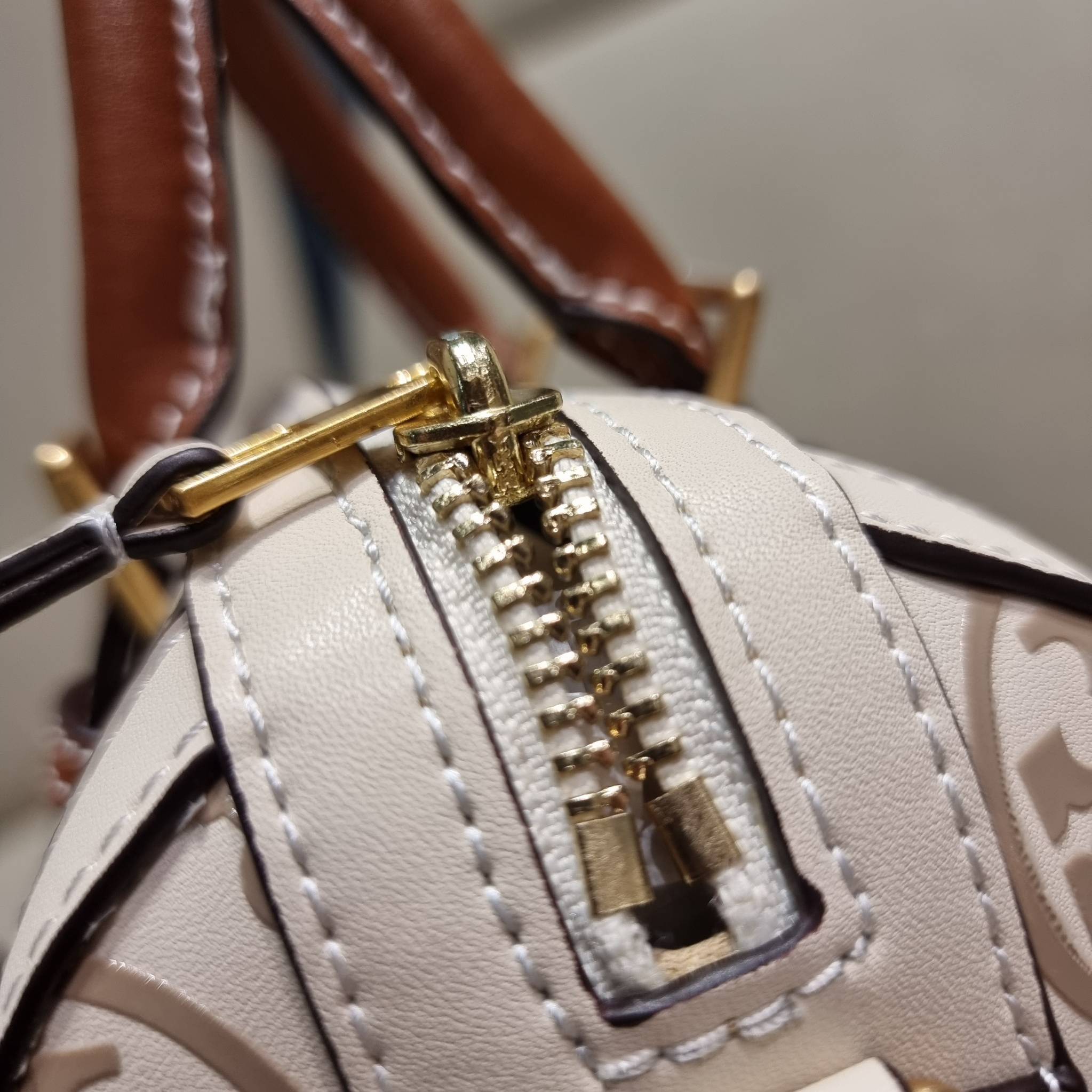 TORY BURCH T MONOGRAM MINI EMBOSSED WINE BUCKET BAG คอลเลคชั่นใหม่ กับกระเป๋าสะพายทรงยอดนิยม ในไซส์มินิ ดีไซน์ใหม่ล่าสุด สวยลูกคุณหนู หรูหรา!! ด้วยดีเทลผิวลายนูนลวดลายเอกลักษณ์ วัสดุหนังแท้ มีหูจับในตัว สีโทนอุ่นขับผิว สะดวกใช้ไปอีก และมีสายสะพายข้าง ปรับ