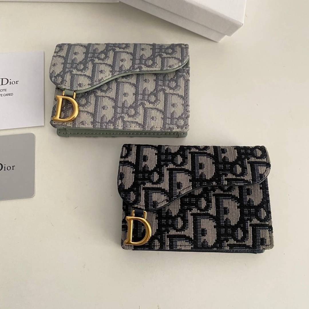 DIOR Wallet / DIOR SADDLE FLAP CARD HOLDER กระเป๋าใส่เหรียญใส่การ์ดงานหนังแท้และผ้าแจ็คการ์ด อะไหล่ทอง มาพร้อม กล่อง ถุงผ้า ถุงกระดาษ พร้อมส่งที่ไทย ภาพสินค้าถ่ายจากงานขายจริง ใช้งานต่างประเทศได้
