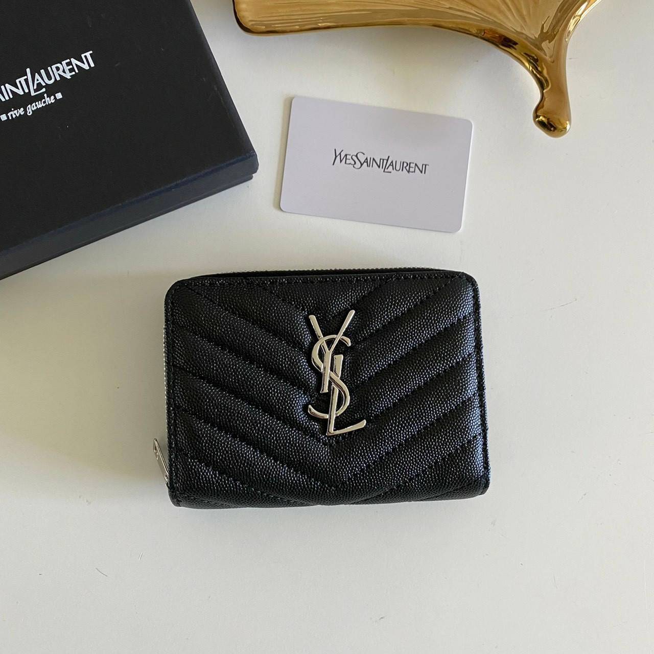 VIP GIFT 】หนังแท้ YSL Saint Laurent monogram compact zip short wallet มาแล้วจร้า ถามหากันเยอะมากๆ กระเป๋าสตางค์ใบสั้นที่ใส่แบงค์ ใส่บัตร ใส่เหรียญได้เยอะสุดๆ มีสองด้านซิปและพับ ใบเดียวครบจบเลย หนังสวยมาก ละเอียดสุดๆ