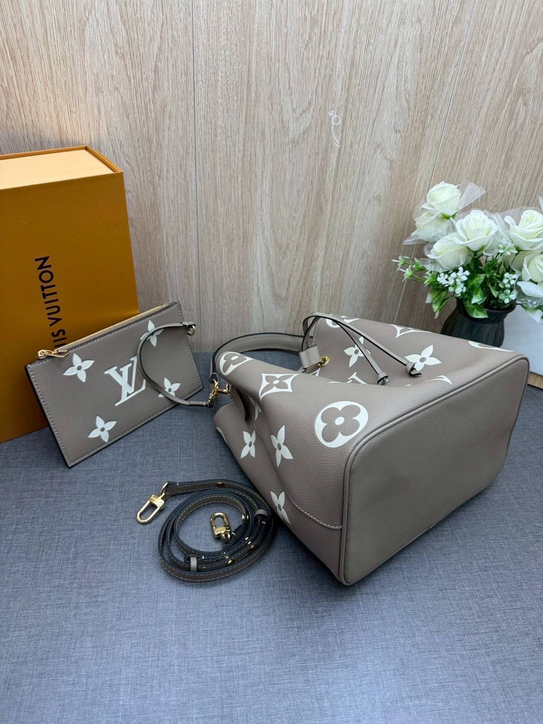 ORI หนังแท้ | LV NeoNoe MM Bucket bag Monogram Flower กระเป๋าสะพายทรงบัคเก็ต ลาย Monogram Flower โดดเด่นเพิ่มสไตล์ มีเสน่ห์ชวนหลงใหล