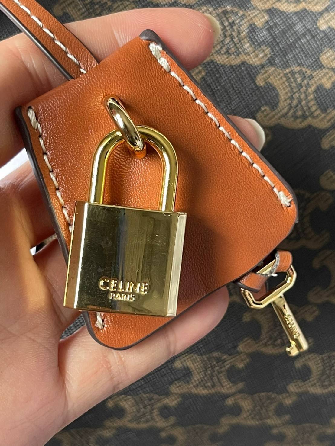 VIP 】CELINE BOSTON BAG IN TRIOMPHE CANVAS AND TAN ลวดลาย Triomphe Canvas Collection เป็นที่นิยมตลอดกาล มาในรูปแบบกระเป๋าทรงหมอนที่ได้รับความนิยมแบบทุกยุคทุกสมัย ซึ่งเป็นรูปทรงที่มีความคลาสสิก ดูดีแบบไม่มีตกยุค มาพร้อมขนาดที่ง่ายต่อการพกพา จัดเก็บหรือหยิบข