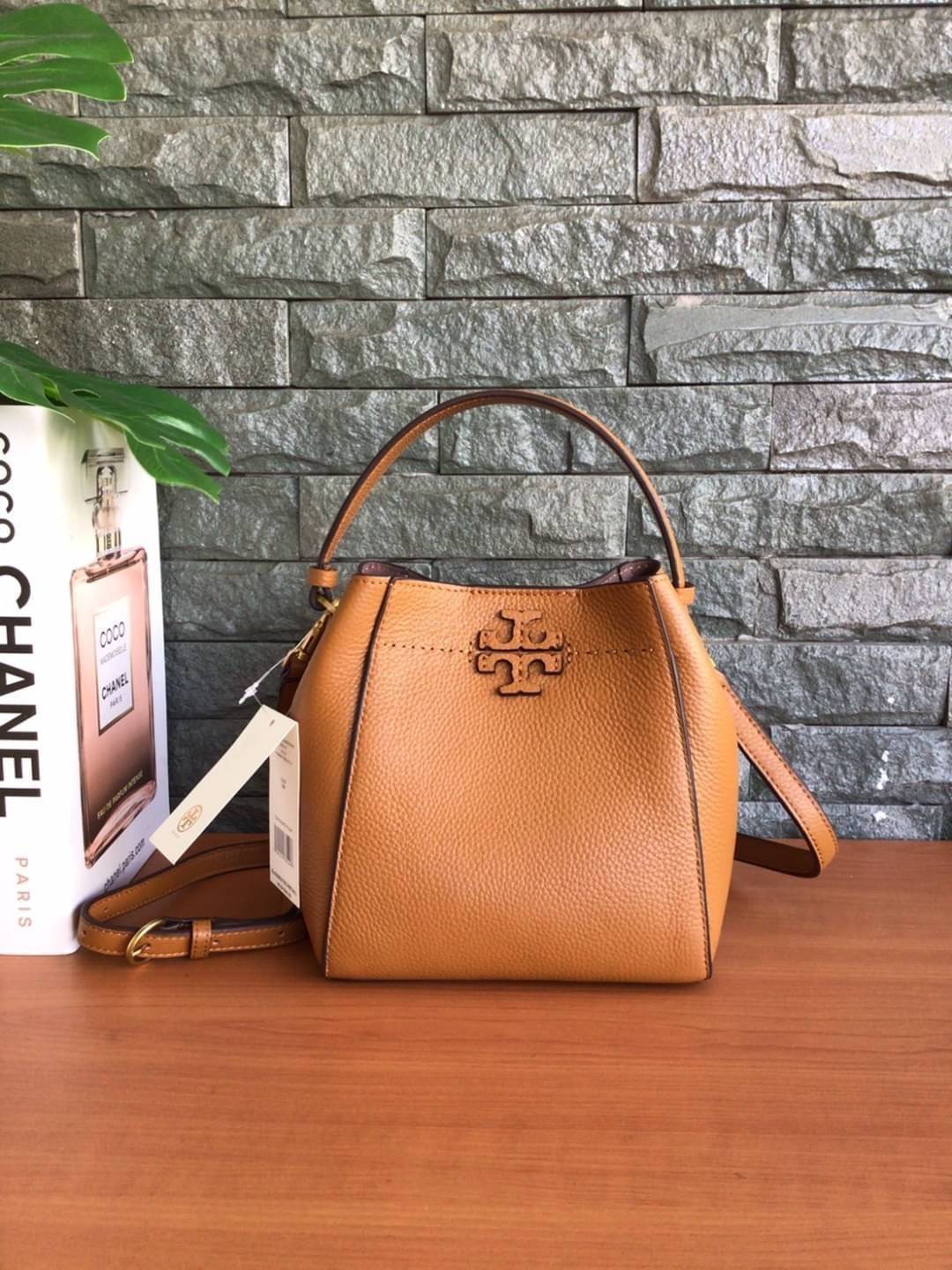 คอลเลคชั่นขายดี มากี่รอบๆ ก็หมดไวทุกรอบ!! TORY BURCH MCGRAW MINI BUCKET BAG กระเป๋าสะพาย และ ถือ คล้องแขน ทรงถัง สะพายได้ 2 ทรง ผลิตจากหนังแท้ หนังลูกวัว หนังนุ่ม หนังหอม น้ำหนักเบามากกก!! หนังลื่น นิ่มสวยมากๆ!! ด้านหน้าประดับโลโก้แบรนด์ ภายในโล่งกว้าง มี
