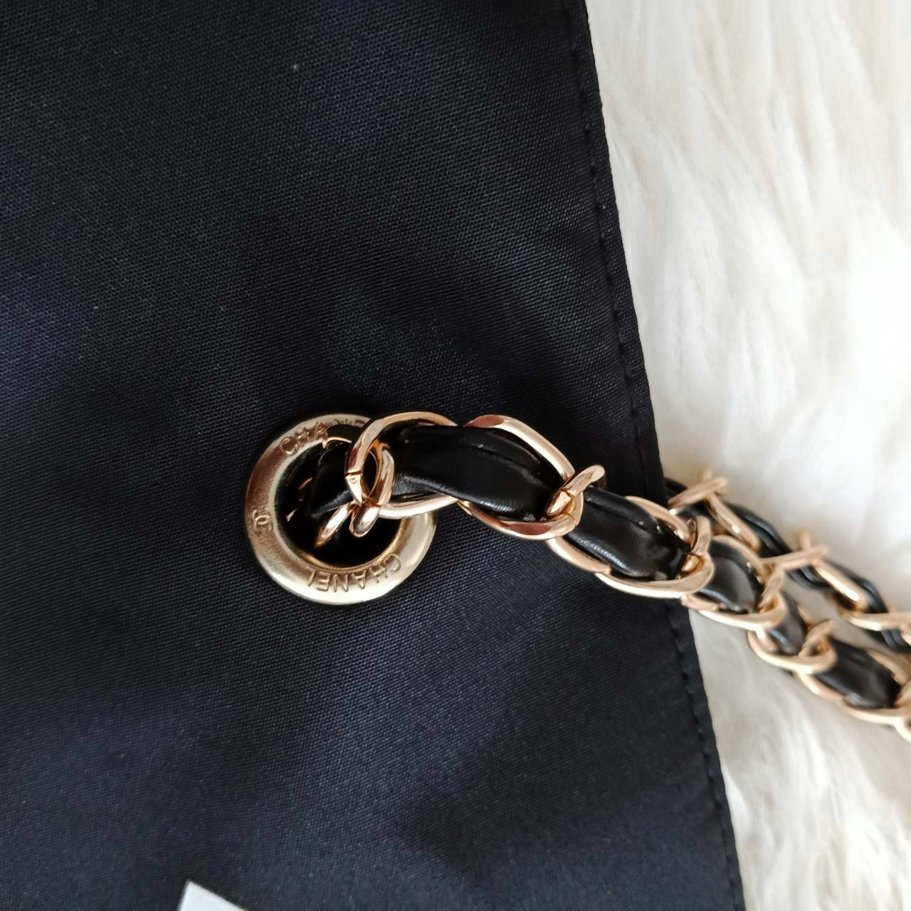 New Gorgeous☆☆ กระเป๋าใบใหญ่ทรง Tote จากแบรนด์ Chanel Tote Chain With Ribbin สุดหรู ของแท้ 100% ทำจากผ้าหนา Polyester ฐานล่างกระเป๋าทำจากหนังแก้วผิวมันเงา **สวยหรู สกรีนโลโก้ชาแนลหน้าหลัง หัวซิปปั้มโลโก้ ด้านในเป็นช่องกว้าง และมีอีกหนึ่งช่อง