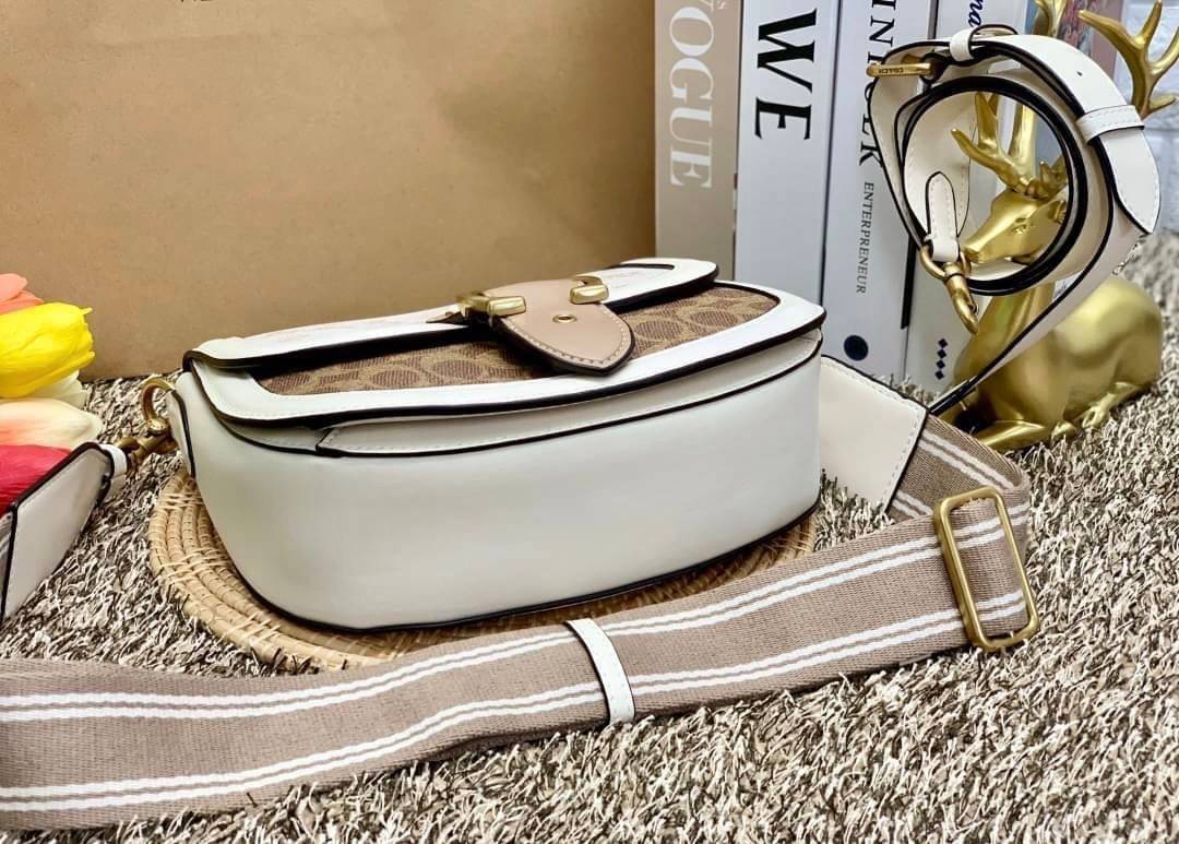 สวย หรู แถมสุดคุ้มกันเลยจร้าา💋 COACH BEAT SADDLE BAG ((C3837//C0749)) พร้อมส่งที่ไทยอีกครั้ง ห้ามพลาดค่าา!! กระเป๋าสะพายครอสบอดี้ร์ วัสดุหนังแท้ชั้นดีที่สุด! หนังสวย บวกกับอะไหล่แบรนด์ที่ดูเด่นคลาสสิคตรงด้านหน้าค่ะ เปิดปิดกระเป๋าแบบกดล็อค ภายในสาม