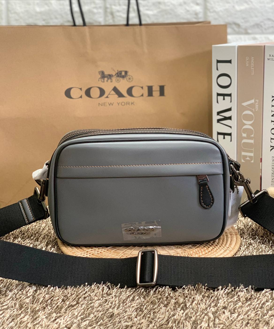 3สีเข้าใหม่งานคุณภาพอีกแล้วคับท่านน ทั้งสี ทั้งหนังสวยมากๆค่าา!! COACH GRAHAM CROSSBODY BAG ((39946)) พร้อมส่ง! กระเป๋าสะพายแบบครอสบอดี้ร์ ใช้ได้ทั้งชาย//หญิง หนังแท้อย่างดี เรียบหรูค่ะ ด้านหน้ามีช่องซิปซ่อนให้หนึ่งช่อง ช่องซิปหลักกว้าง ใส่ของจำเป็นได้ครบ