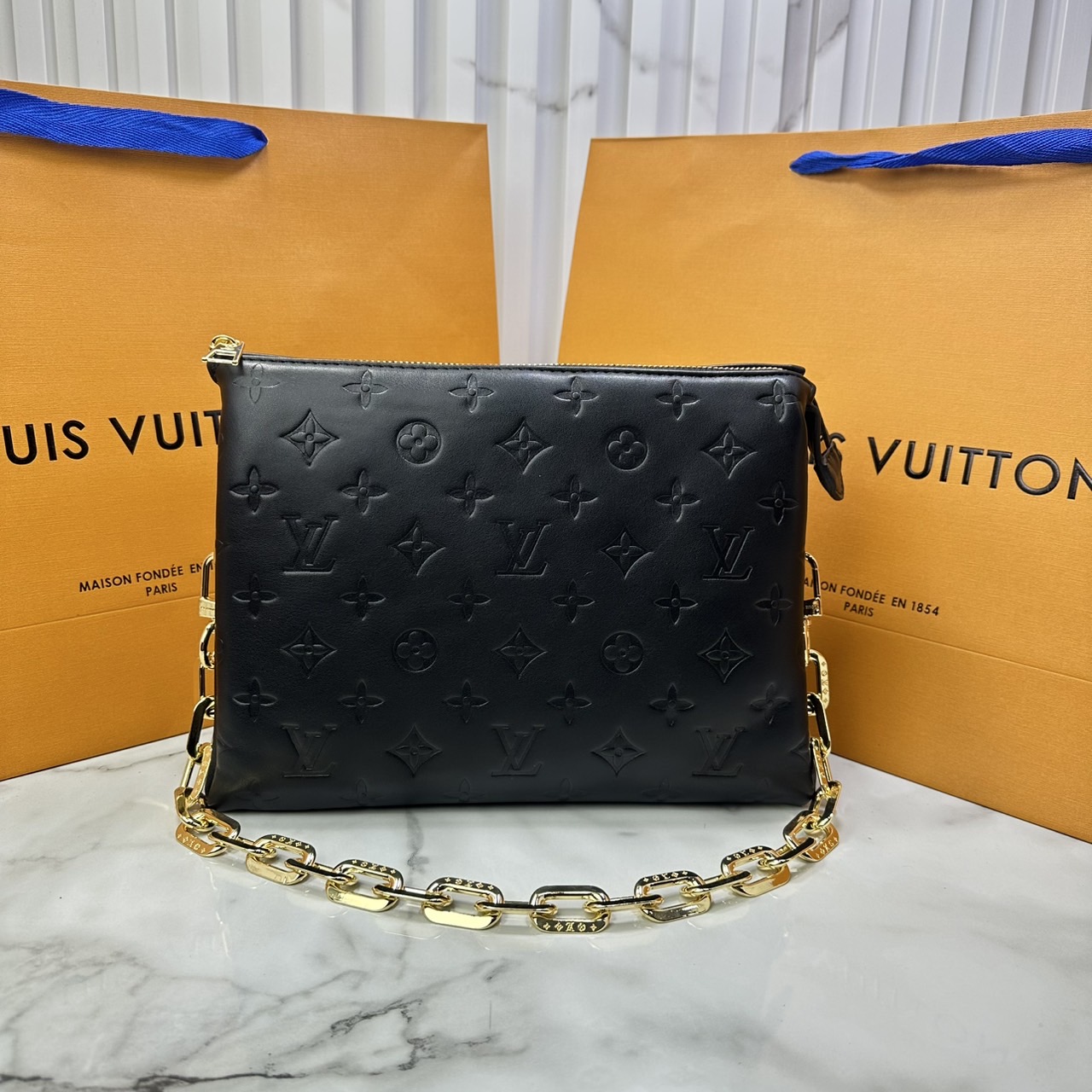 ORI หนังแท้ | LV Coussin PM bag Soft leather with Monogram pattern กระเป๋าถือสะพายไหล่ หรือถือเป็นกระเป๋าคลัทช์ หนึ่งในไอเท็มโดดเด่นจากแฟชั่นโชว์คอลเลกชันประจำฤดูกาล Spring-Summer หนังบุนวม
