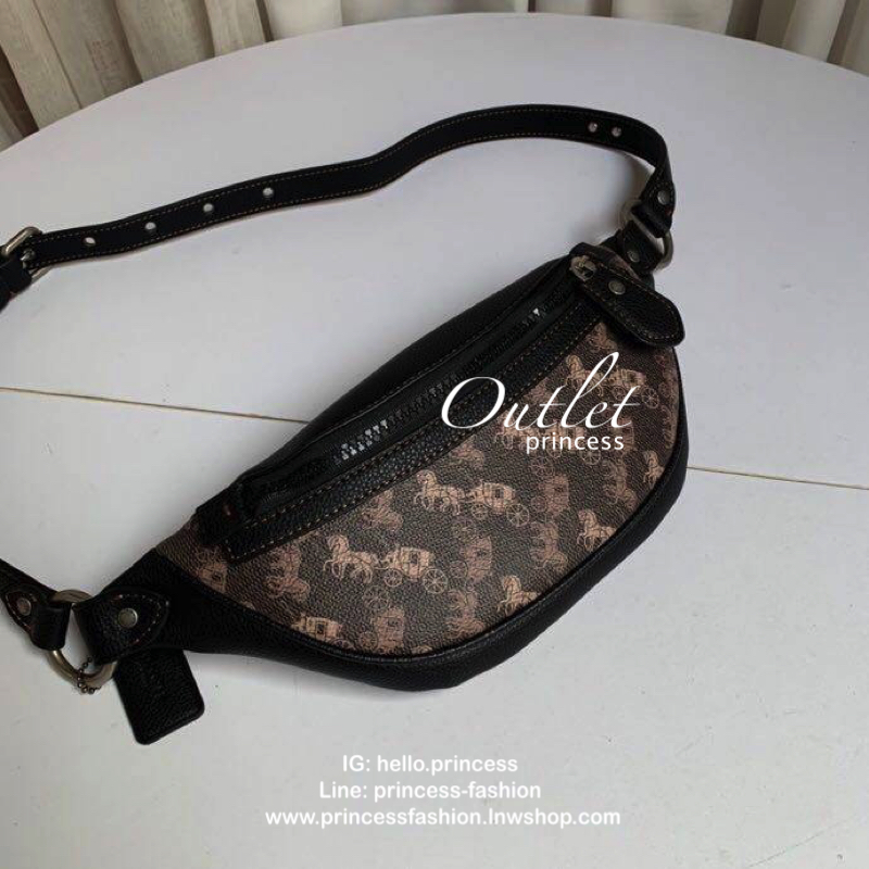 Coach Rivington Belt Bag 7 With Horse And Carriage Print กระเป๋าหนังคาดอกสุดเท่ ขนาดกำลังดี ภายในกว้าง เปิดปิดด้วยซิป ลายโลโก้แบรนด์ ดูคลาสสิคทีเดียว ใช้ได้ทั้งหญิงและชาย พร้อมส่งราคาสุดคุ้มค่ะ