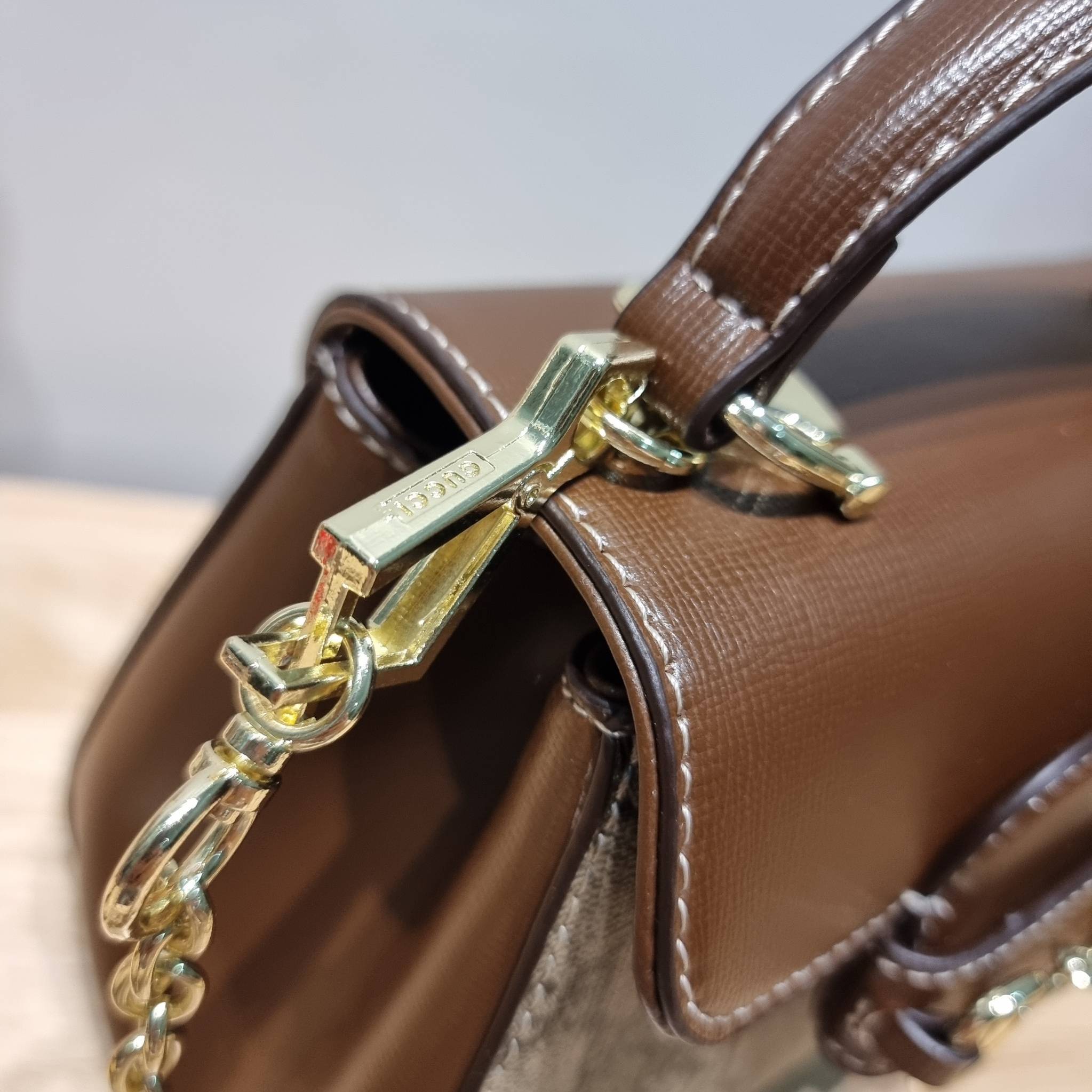 Gucci Horsebit 1955 mini bag / GG VINTAGE CROSSBODY BAG ใหม่จากพรีเมี่ยมกิ๊ฟสุดคุ้ม กระเป๋าสะพายข้าง สวยย้อนยุค ดีไซน์วินเทจแฝงความหรู วัสดุหนังแคนวาส เปิด-ปิดด้วยกระดุมแม่เหล็ก ภายในโล่งกว้าง แบ่งสัดส่วนไว้อย่างดี สายสะพายมีให้ 2 ถึงแบบ สลับใช้ได้ไม่มีเบ
