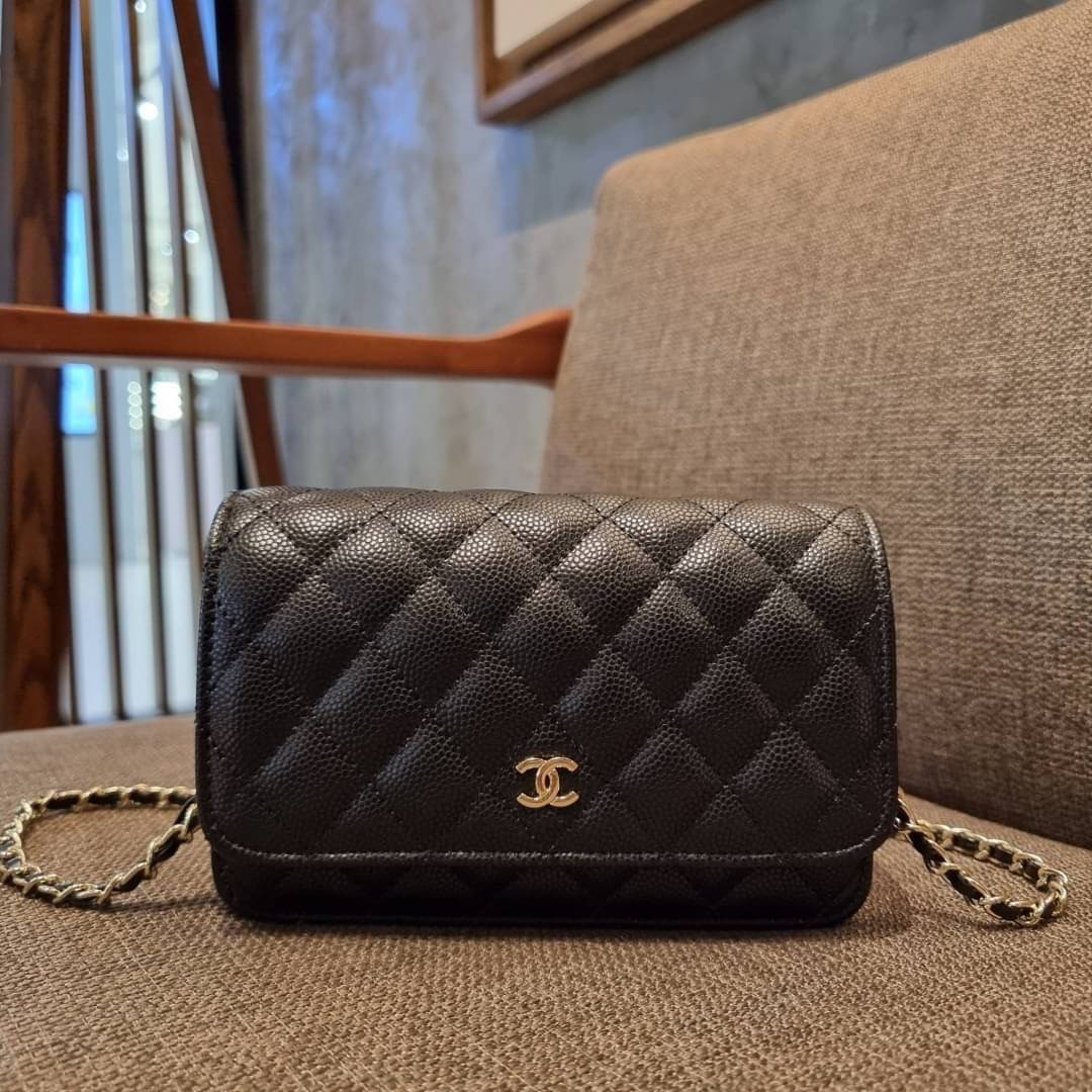 VIP 🥂 CHANEL WOC ฮอตกว่ารุ่นนี้คงไม่มีแล้ว!! เป็นรุ่นที่ถูกถามหาเยอะสุด!! ขายดีสุด!! และหมดไวมากๆ กระเป๋าสะพายข้างหนังลายคาร์เวีย มาพร้อมโซ่สะพายในตัว (ถอดออกไม่ได้) อะไหล่ทอง ดูผู้ดี้ ผู้ดี!! เปิด-ปิดกระเป๋าด้วยกระดุมแม่เหล็ก ภายในกระเป๋าเป็นช่อง
