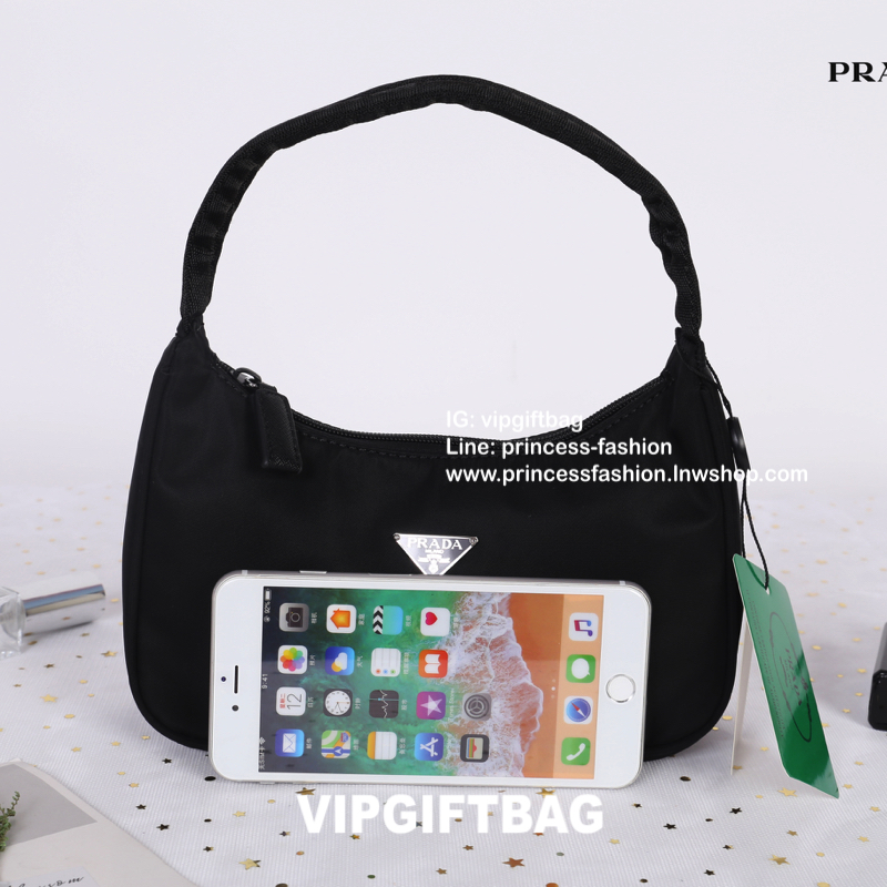 Prada nylon mini shoulder bag สินค้า Premium gift จากเค้าเตอร์แบรนด์ต่างประเทศ แท้ 💯 กระเป๋าถือหรือสะพายไหล่ size mini กำลังน่ารัก วัสดุทำจากผ้า nylon คุณภาพดีตามแบบฉบับแบรนด์เลยค่ะ อะไหลเงิน น้ำหนักเบา เปิดปิดด้วยซิป ใส่กระเป๋าสตางค์ใบสั้น,มือถือ