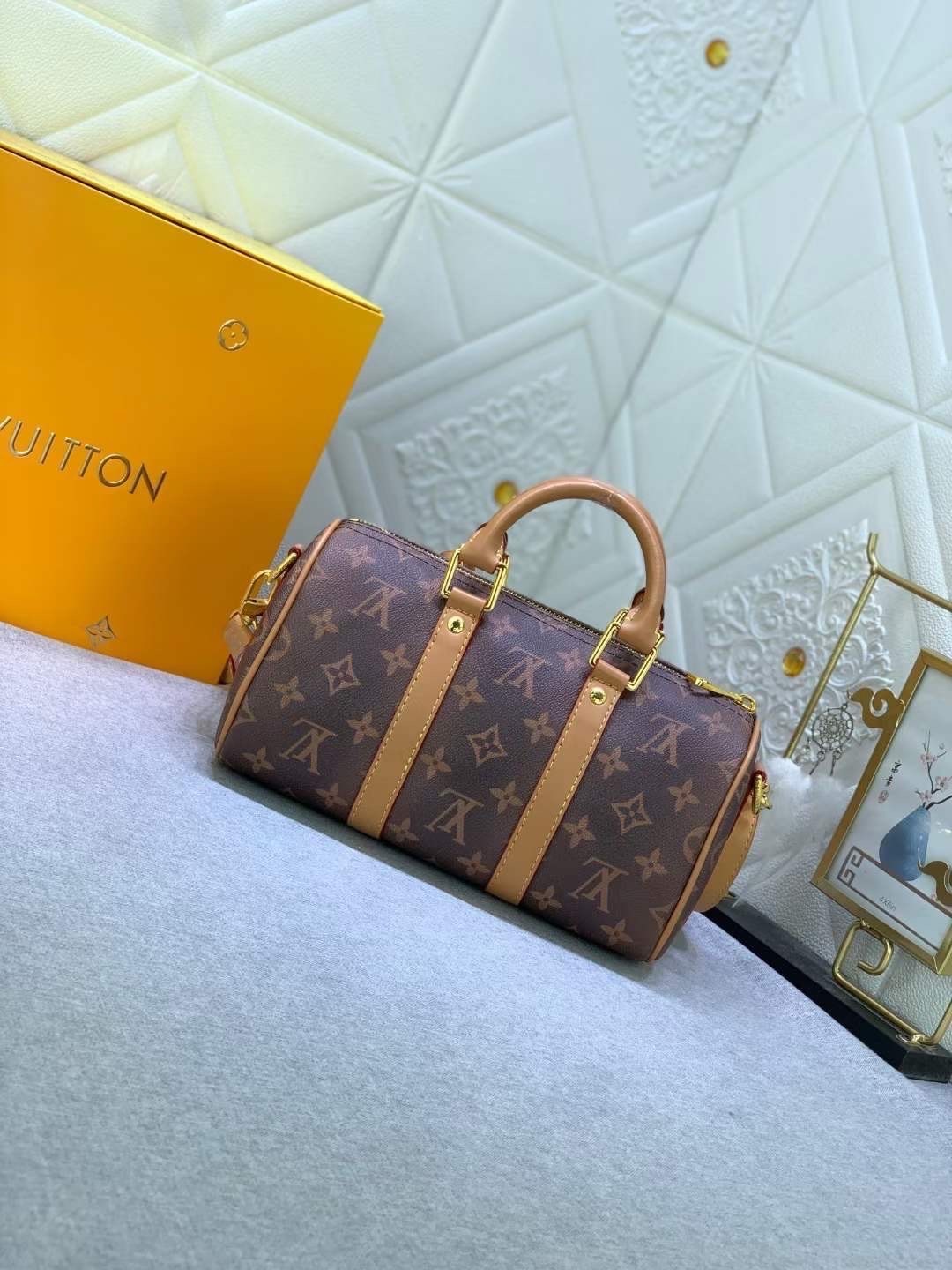 LV Keepall Bandouliere 25 Monogram Canvas กระเป๋าสะพายใบเล็กโมโนแกรม รุ่นใหม่ห้อยพู่ เกรดออริ 1:1 ใช้งานต่างประเทศได้