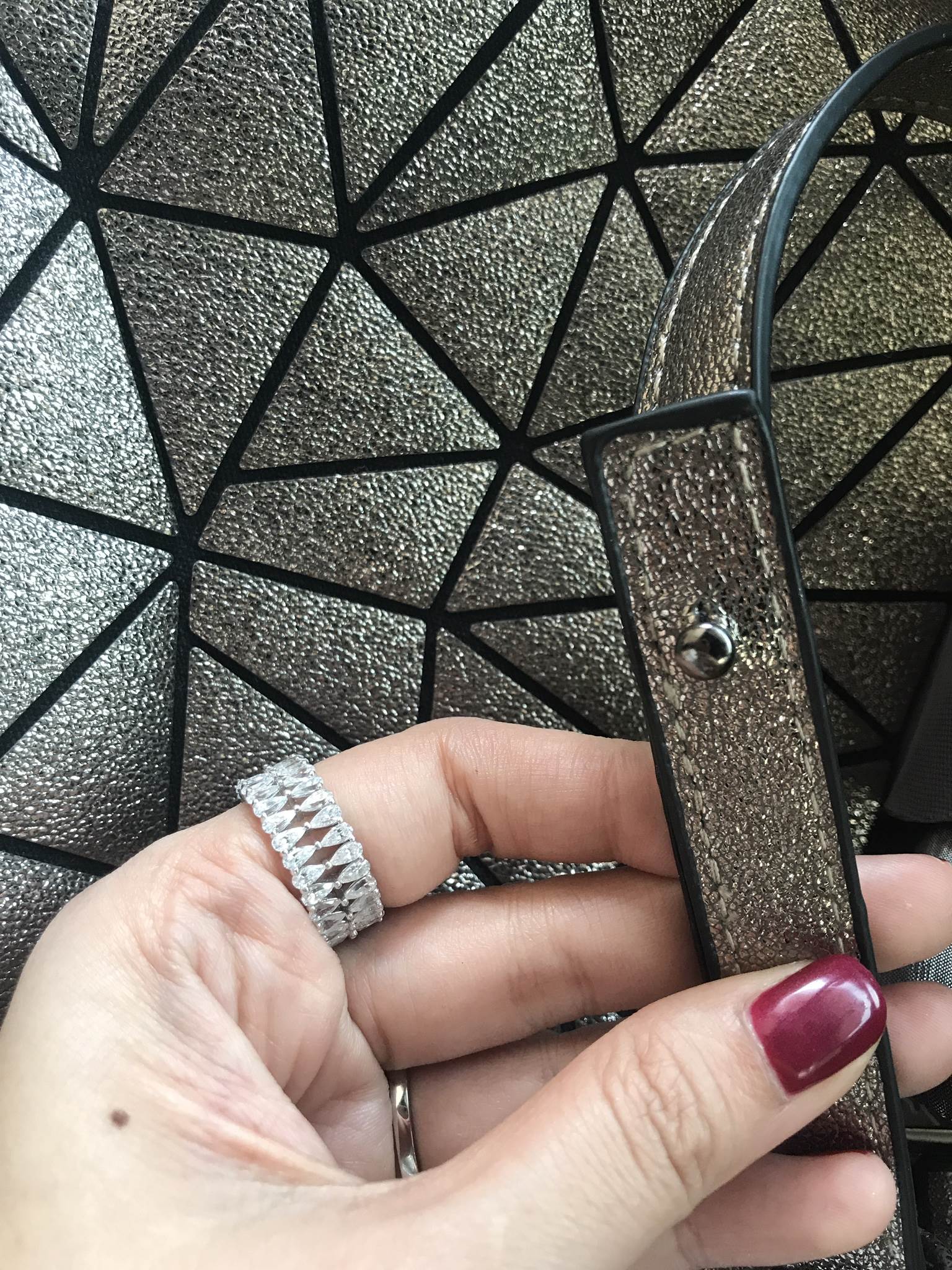 ห้ามพลาดเลยน๊า size Mini !!! น่ารักมากกค๊า ✨✨✨ มาใหม่ สี Limited edition 🌈🌈 ✨สี Silver Glitter ✨ใบจริงสวย เลิศมากๆ ค่า รับประกันเลย กระเป๋าทรงสุดฮิตจากแบรนด์ David Jones ใบนี้ มาพร้อมกับน้องกระต่ายสีเข้า 