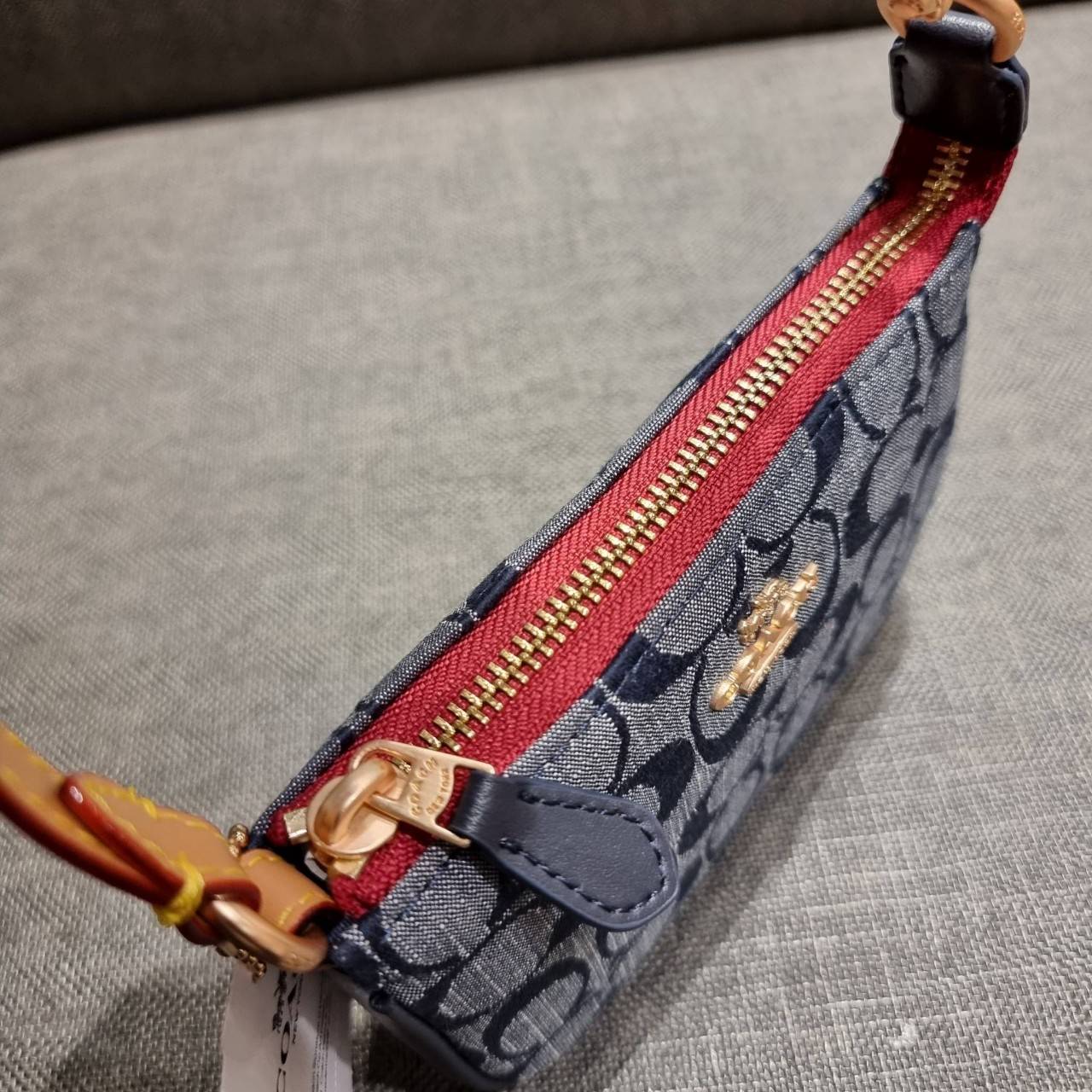 COACH C8665 NOLITA 15 IN SIGNATURE CHAMBRAY คอลเลคชั่น rare item น่ารักน่าใช้ ในสไตล์คลาสสิค กระเป๋าทรงพอชขนาดมินิ กึ่งคล้องมือใช้ได้ 2 สไตล์ ปรับสายให้มาเกี่ยวฝั่งเดียวเพื่อใช้เป็นคล้องมือ หรือปรับเกี่ยวอีกฝั่งใช้คล้องแขนก็เก๋มากมาย วัสดุผ้าแชมเบรย์ สวยค