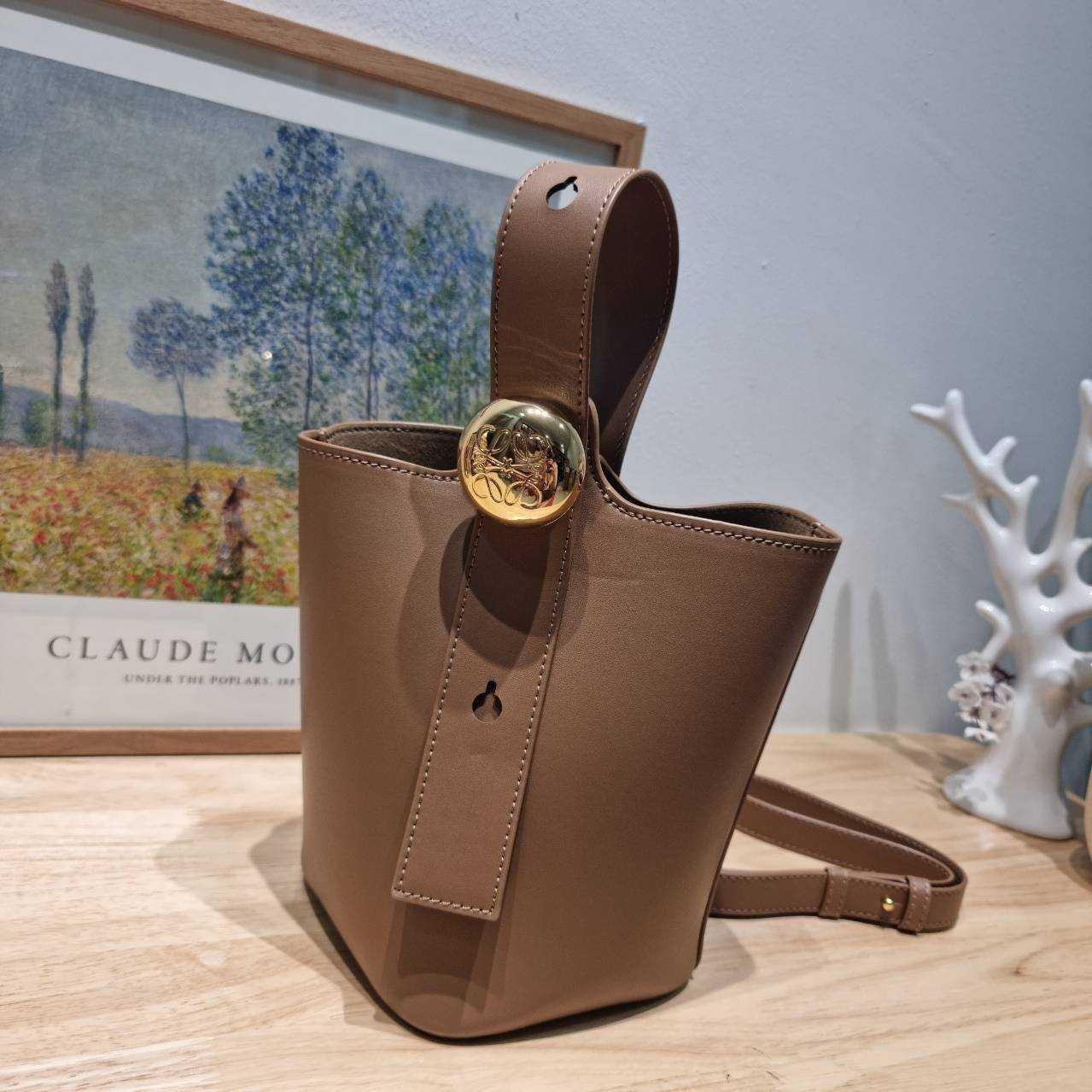 LOEWE MINI PEPBLE BUCKET IN MELLOW กระเป๋าทรงบัคเก็ต รูปทรงสวยใช้งานง่าย กิมมิคหรูหราสุดๆ เกรดออริ