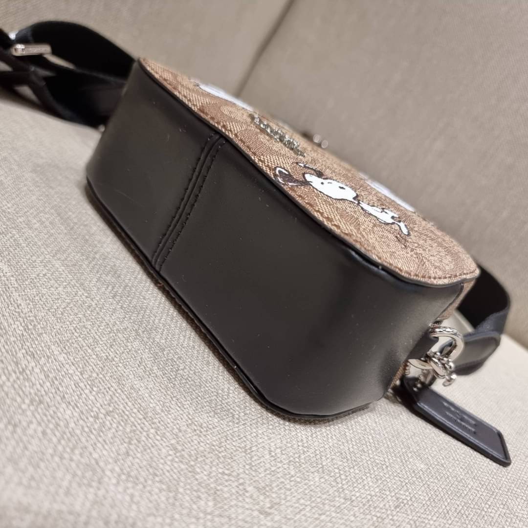 COACH C4590 COACH x PEANUTS MINI SERENA CROSSBODY IN SIGNATURE CANVAS WITH SNOOPY PRINT มาจ้าแม่ มาหนักๆอีกแล้ว กับคอลเลคชั่นที่ขายดี ขายหมด ไม่เคยพอจะขาย!! มินิเซเรนาคอลแลบกับสนูปพีแบบลงตัวที่สุด วัสดุหนังแคนวาสเคลือบลาย เปิด-ปิดด้วยซิป สะดวกใช้ ภายในเป็