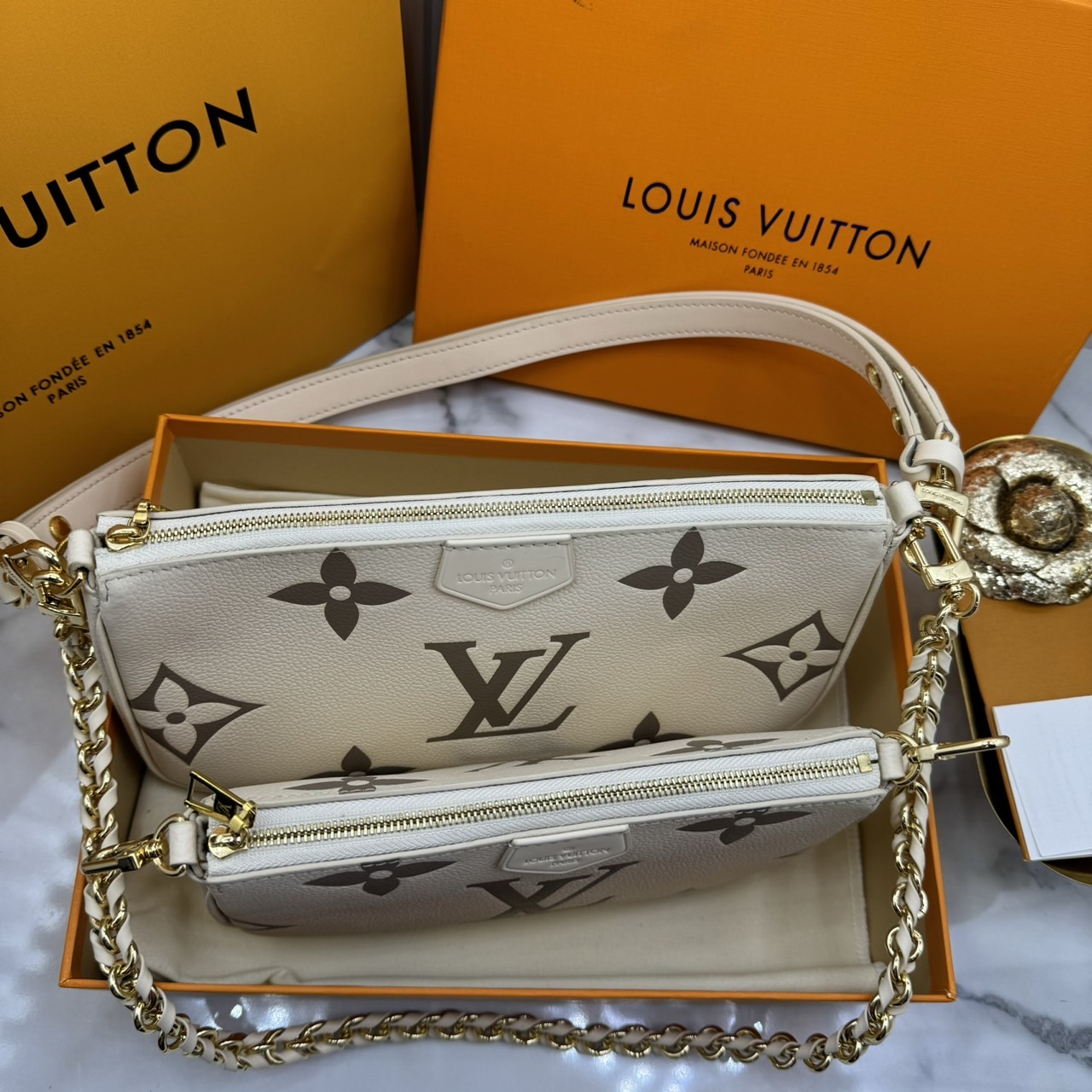 LV Multi Pochette Accessoires Bag กระเป๋าทรงพอช รุ่นใหม่ล่าสุด งานหนังแท้ สวยงามเลอค่า ตามแบบฉบับแบรนด์ ปั้มลายคมชัด มาเป็นเซ็ท 2 ใบ ใช้งานง่าย