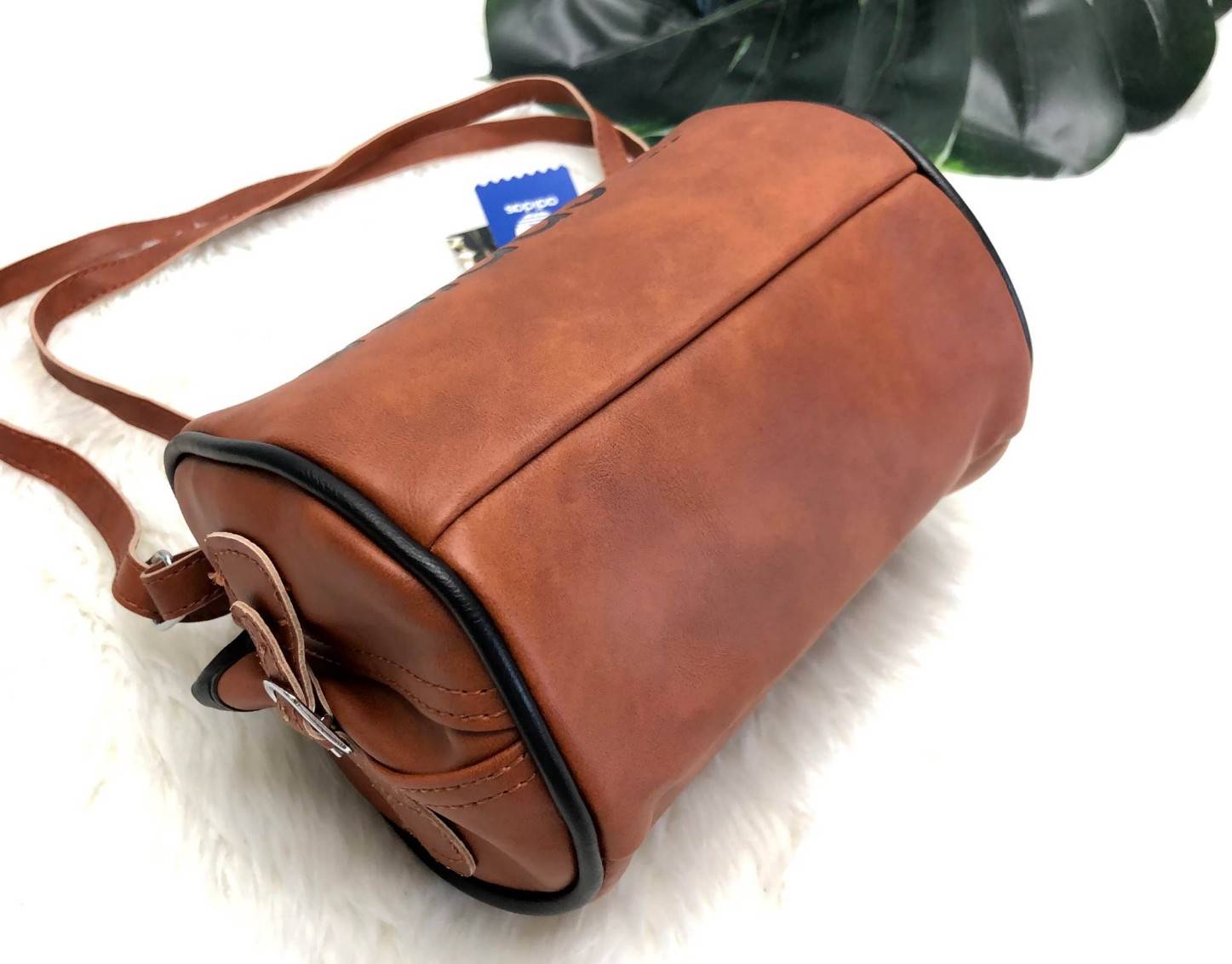 Adidas mini shoulder bag and messenger bag 2018 พร้อมส่งล็อตราคาพิเศษ พร้อมสีใหม่ล่าสุด !! กระเป๋าสะพายข้างแนว Sport วัสดุ pu หนังนิ่ม น้ำหนักเบาค่ะ ใช้ได้ทั้งด้านหน้าและหลัง ตัวกระเป๋าสกรีนโลโก้แบรนด์ เปิดปิดกระเป๋าแบบซิป ภายในโล่ง กว้างสามารถใส่มือถือได