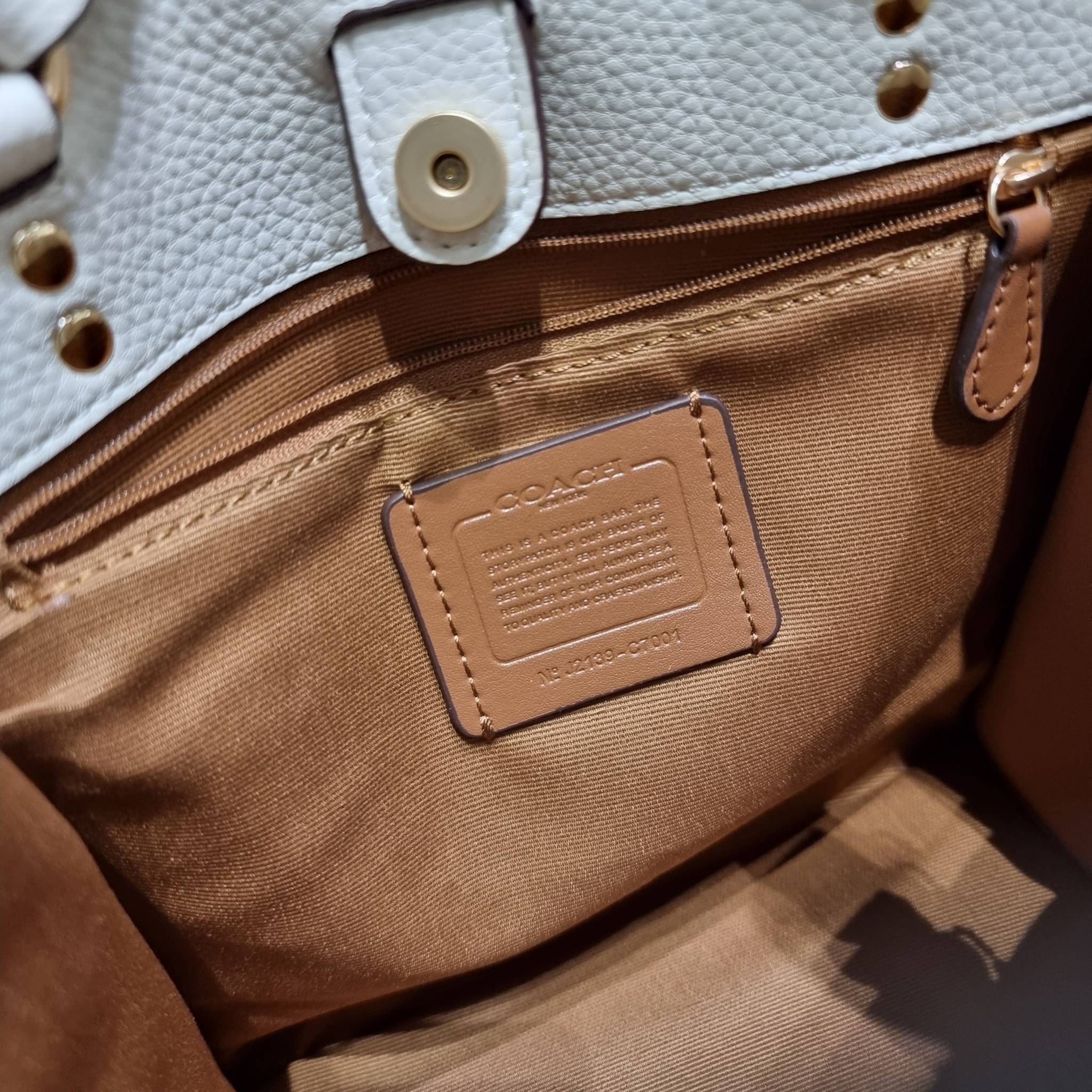 COACH C7001 DEMPSEY TOTE 22 IN SIGNATURE CANVAS WITH TIGER 🐯🐯 คอลเลคชั่นฉลองปีเสือต้องมาจ้า กับรุ่นคลาสสิค กระเป๋าทรงโท้ท ขนาดน่ารักน่าใช้มากๆ ดีไซน์น้องเสือจิ้มลิ้มดึงดูดสายตามากๆ ฟังก์ชั่นการใช้งานสะดวก มีทั้งสายคล้องในตัว และสายครอสบอดี