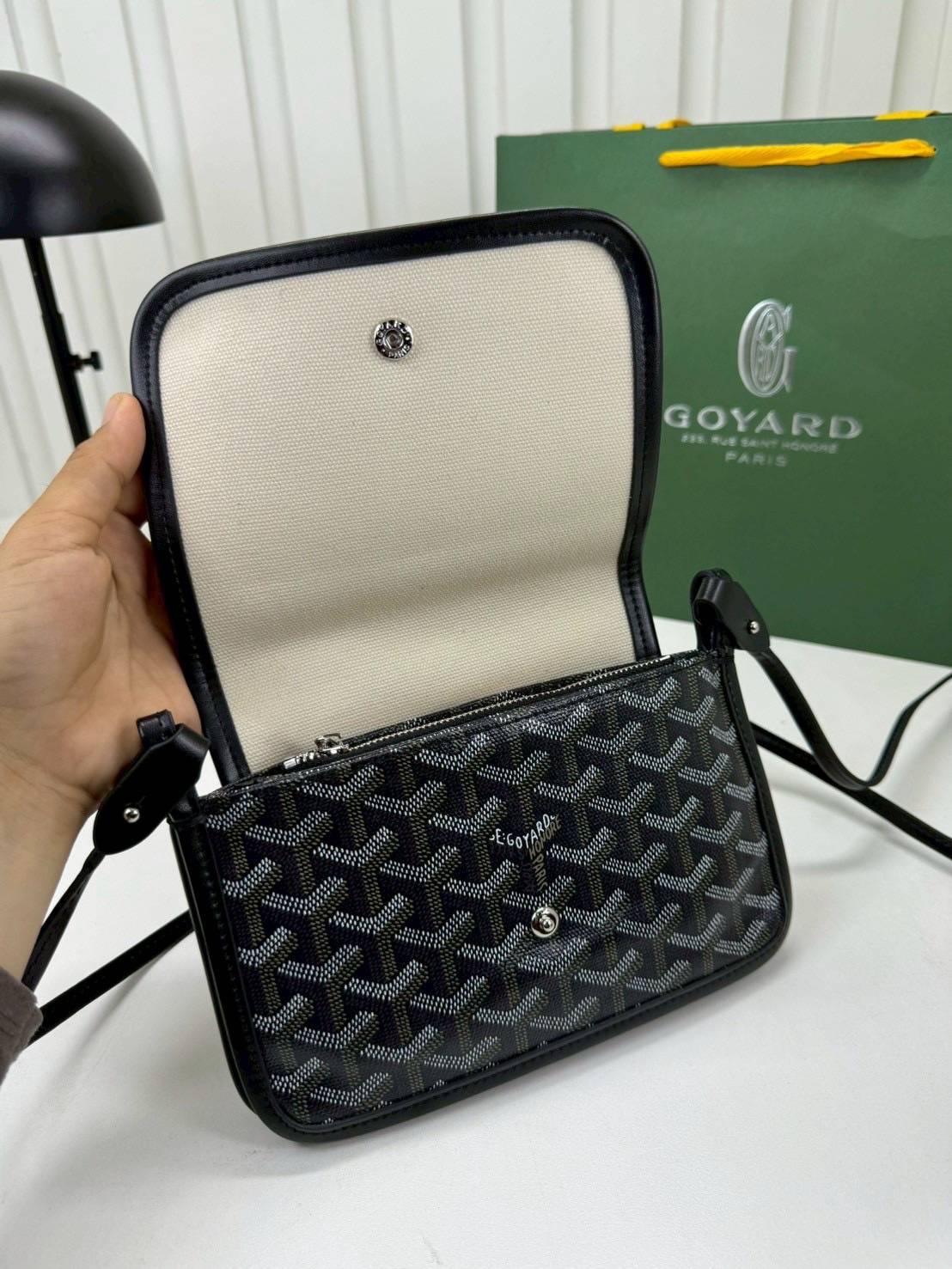 10 สี ORI หนังแท้ | GOYARD Plumet pouch-wallet กระเป๋าสะพายใบเล็กกะทัดรัด ดีไซน์กระเป๋าสตางค์ Plumet ดีไซน์มาพร้อมช่องใส่เหรียญ ธนบัตร และบัตรต่างๆ สามารถสะพายไหล่เป็นกระเป๋าสะพายข้างได้เหมือนกระเป๋าใบเล็ก