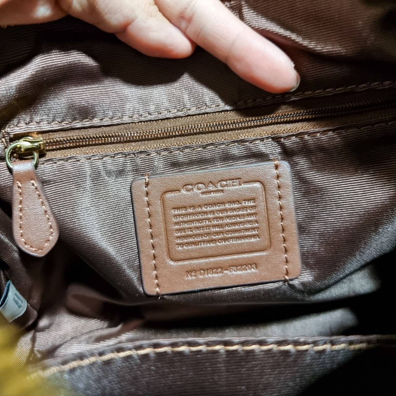 OUTLET ของแท้ 💯% 】COACH F32203 MINI BENNETT SATCHEL IN SIGNATURE CANVAS กลับมาอีกครั้ง!! กับกระเป๋าทรงหมอนยอดฮิต 🥳 มีกี่สีก็ขายหมด วัสดุหนังแคนวาสเคลือบลาย ทรงสวยใช้งานได้ทุกโอกาส