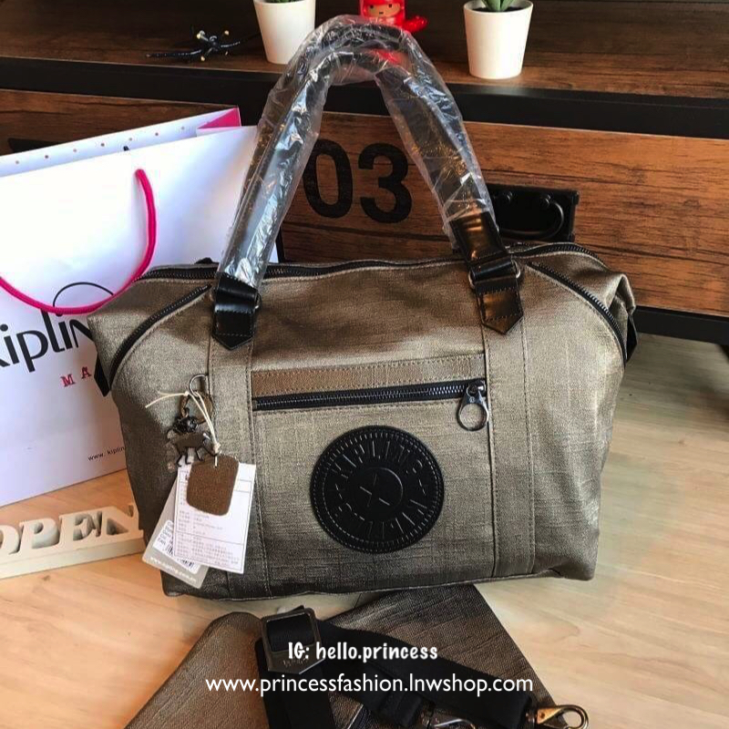 KIPLING ART ORGANISED Metallic Tote Bag with Laptop Compartment กับอีกหนึ่งคอลเลคชั่นของ GO MONDAY collection วัสดุ synthetic (structured, coated) กระเป๋าถือหรือสะพายที่ภายในมีช่องแยกเป็นสัดส่วน ตรงกลางมีช่องใส่ Laptop มีเบาะหุ้มหนาโดยเฉพาะ มีช่องใส่ขวดน้