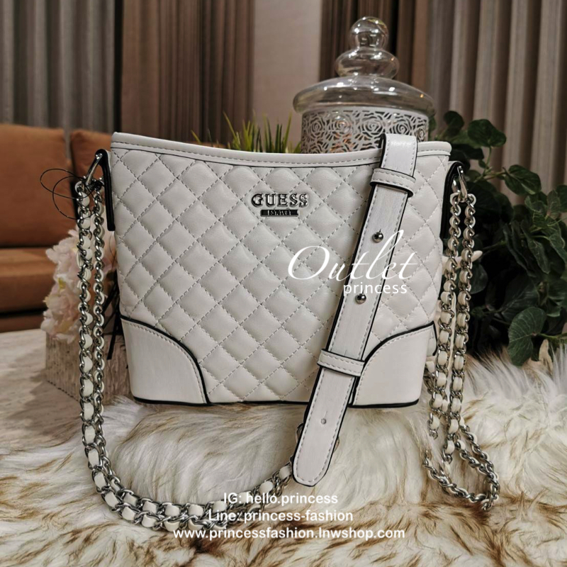 Guess Woman Factory Crossbody Bag กระเป๋าสะพายรุ่นใหม่ดีไซน์สวยหรูคลาสสิคจาก GUESS FACTORY วัสดุหนังเเกะสังเคราะห์เนื้อหนานิ่มลายตาราง เปิดปิดด้วยซิปสะดวกใช้ ด้านหน้ามีโลโก้ ภายในมีโลโก้ช่องใส่ของ และช่องซิป ใส่กระเป๋าสตางค์ใบยาว ของใช้ได้จุ มาพร้อมสายสะพ