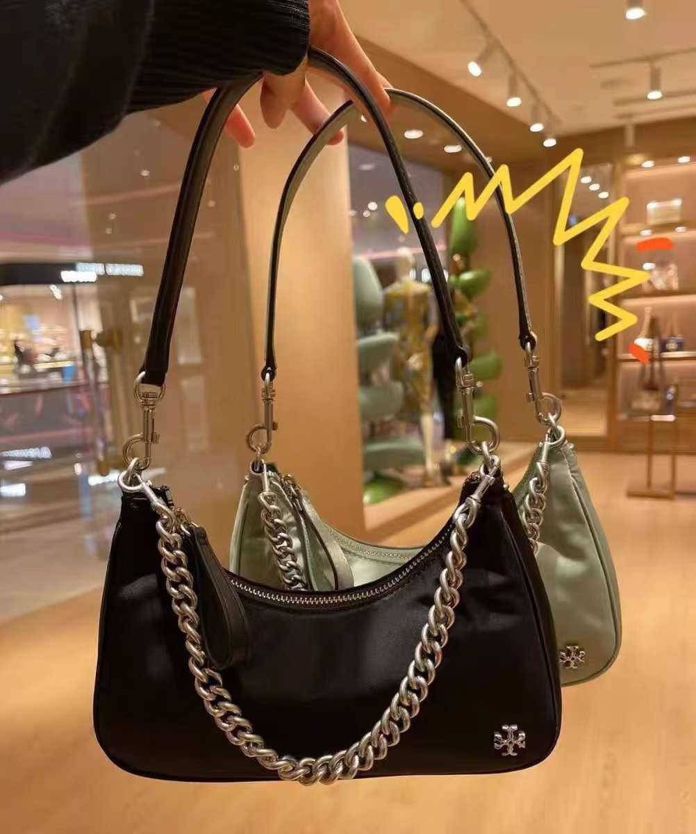 TORY BURCH handbag / TORY BURCH shoulder bag พร้อมส่งที่ไทย Tory Burch 151 Mercer Small Crescent Bag กระเป๋าถือหรือสะพายไหล่ วัสดุNylon อะไหล่เงิน น้ำหนักเบา พกพาสะดวก ใส่โทรศัพท์ iIphone+ ได้ ด้านในโล่งมีช่องเล็กใส่บัตร 2 ช่อง มาพร้อมสายสั้น สายหนัง+สายโ