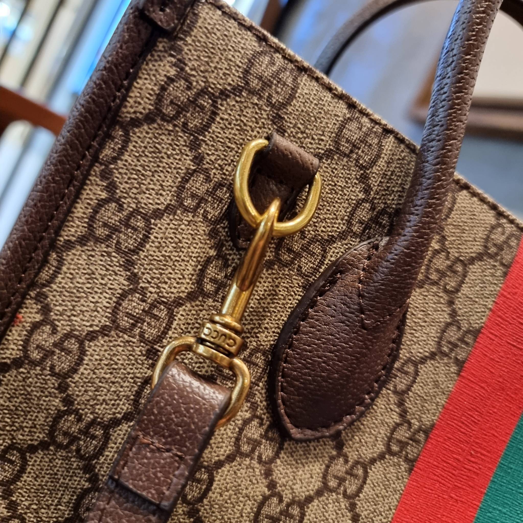 GUCCI Tiger GG small tote ใบใหญ่ ร้อนแรงไฟลุก!! ต้อนรับปีเสืออย่างเป็นทางการ จัดให้แบบเลิศๆ กับกระเป๋าทรงโท้ท วีไอพีพรีเมี่ยมกิ๊ฟ ไซส์ใหญ่ โดดเด่นด้วยจัมโบ้ฟอนท์ สวยเอกลักษณ์ วัสดุหนังแคนวาส ภายในโล่งกว้างมาก ใส่ของแบบแน่นๆ จุๆไปได้เลย หมดห่วง!! และยังมีส
